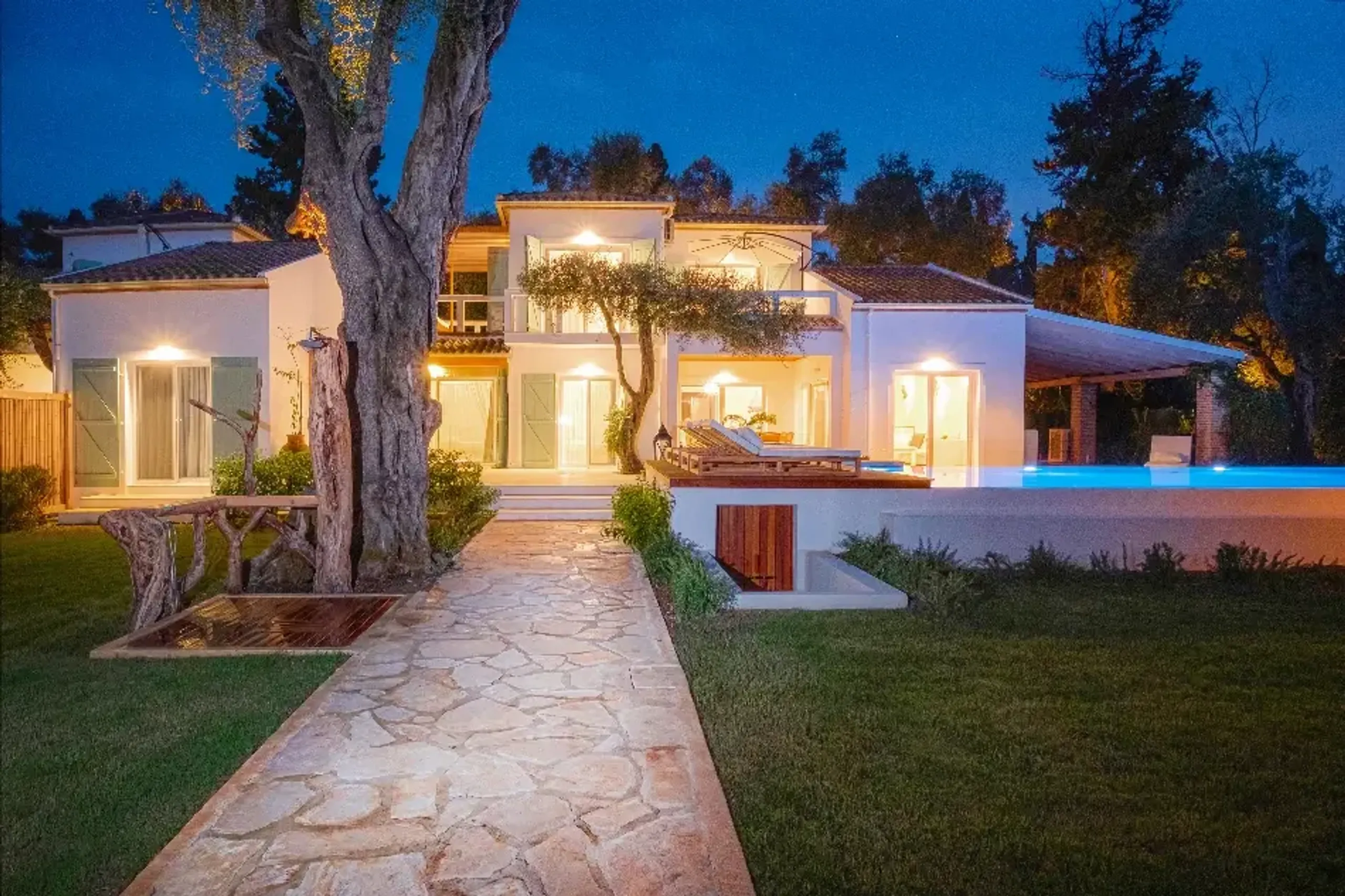Sumptuous Retreat with Panoramic Ocean Views, and  Infinity Pool — photograph 3