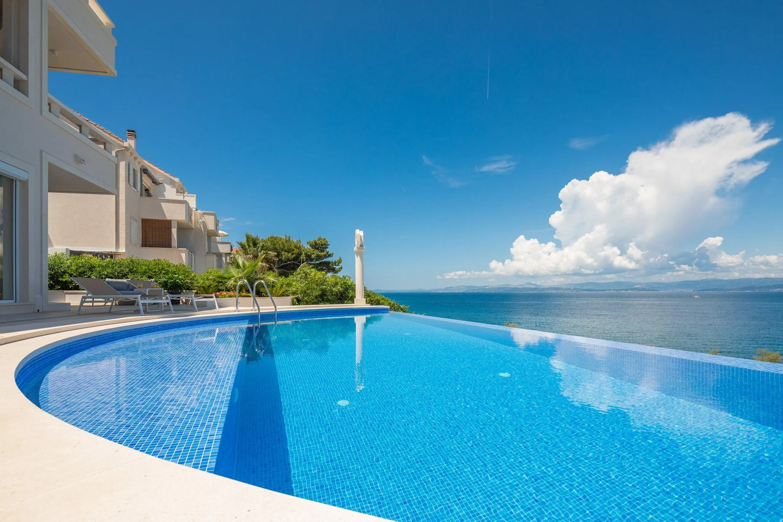Magnificent Beachfront Villa with Infinity Pool on Brac Island — photograph 7