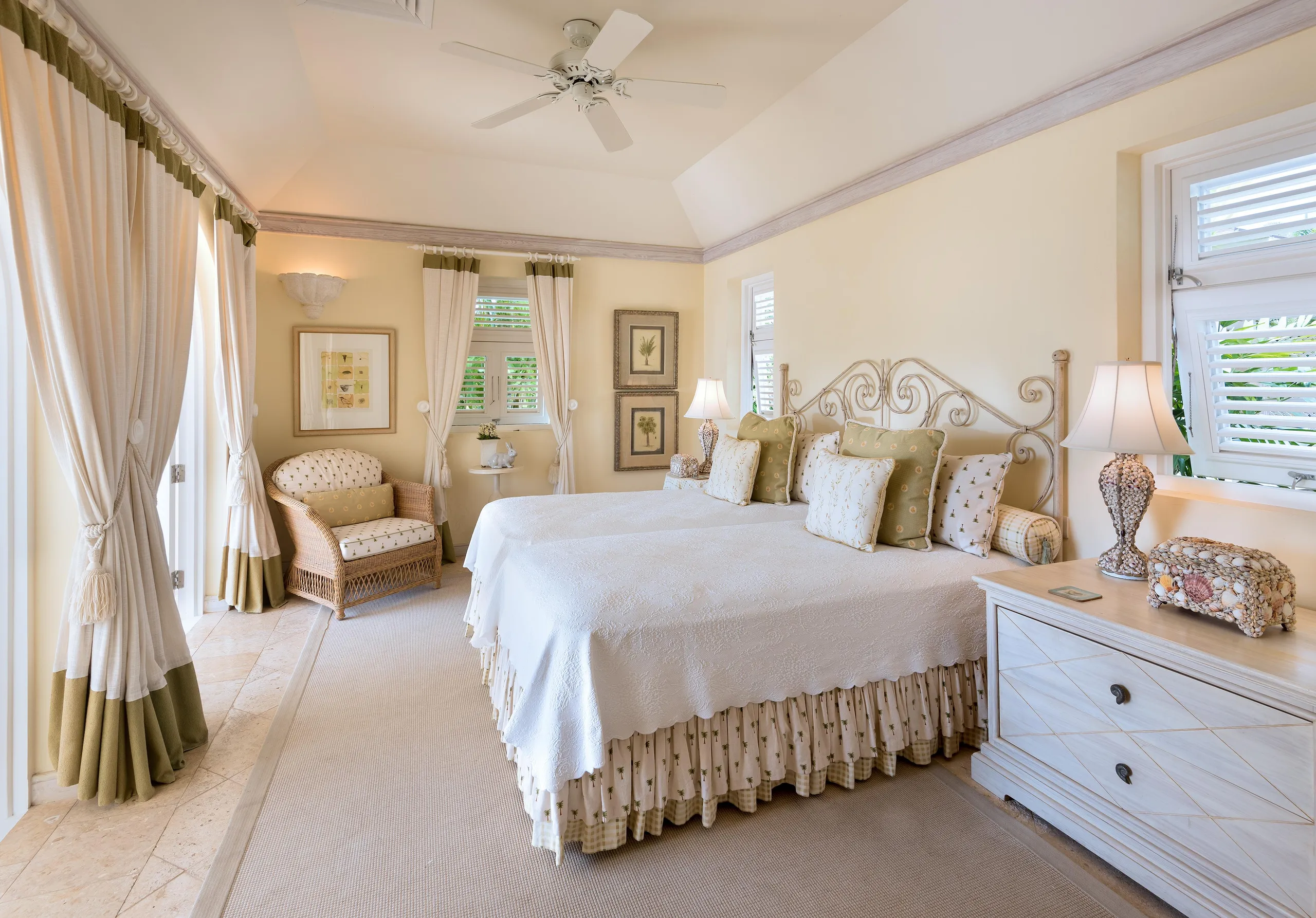 Colonial Styled Five-Bedroom Villa with Private Pool, Golf Course and Western Coastline Views — photograph 12