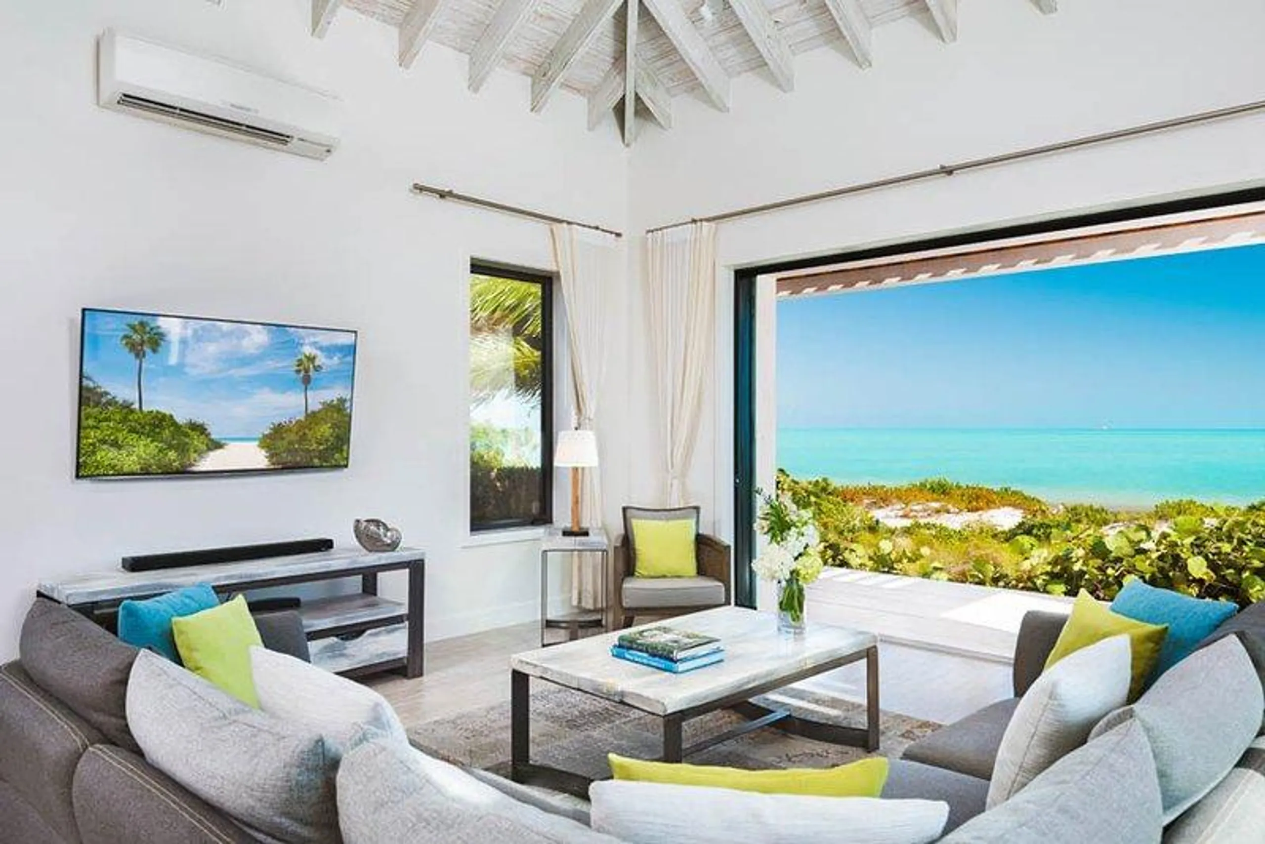 Refined Contemporary Beachfront Long Bay Beach Villa with Infinity Pool — photograph 9