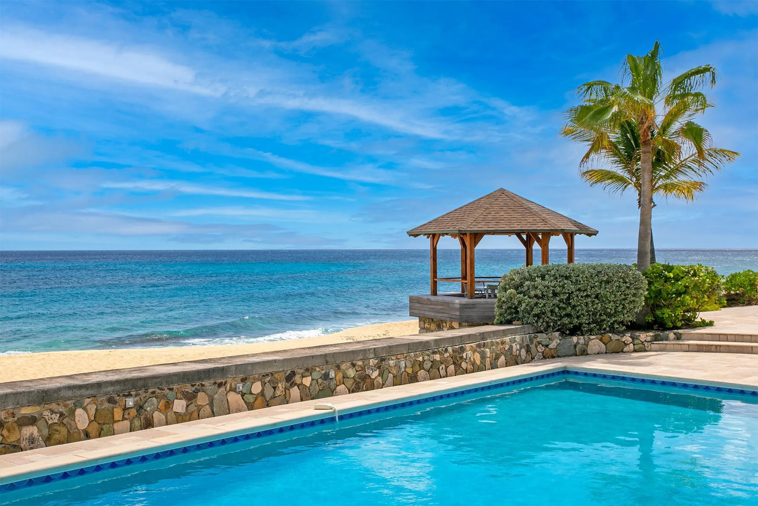 Beachfront Bliss: Luxury Villa Rental with Breathtaking Views and Serene Gardens — photograph 5
