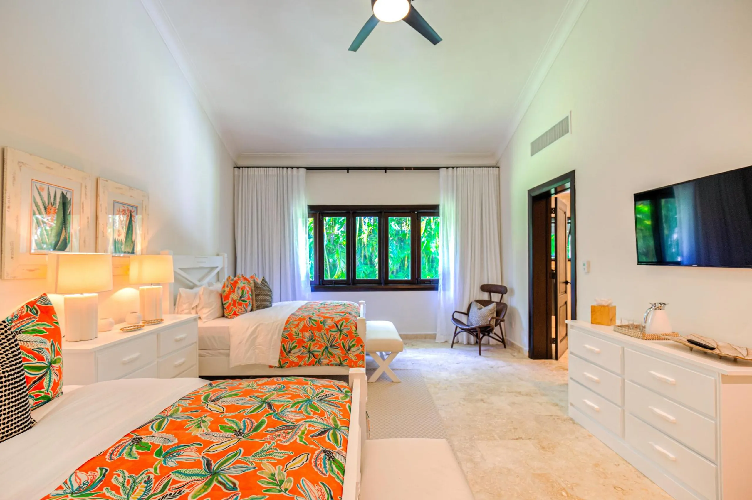 Traditional Tropical Villa with Sparkling Pool — photograph 8