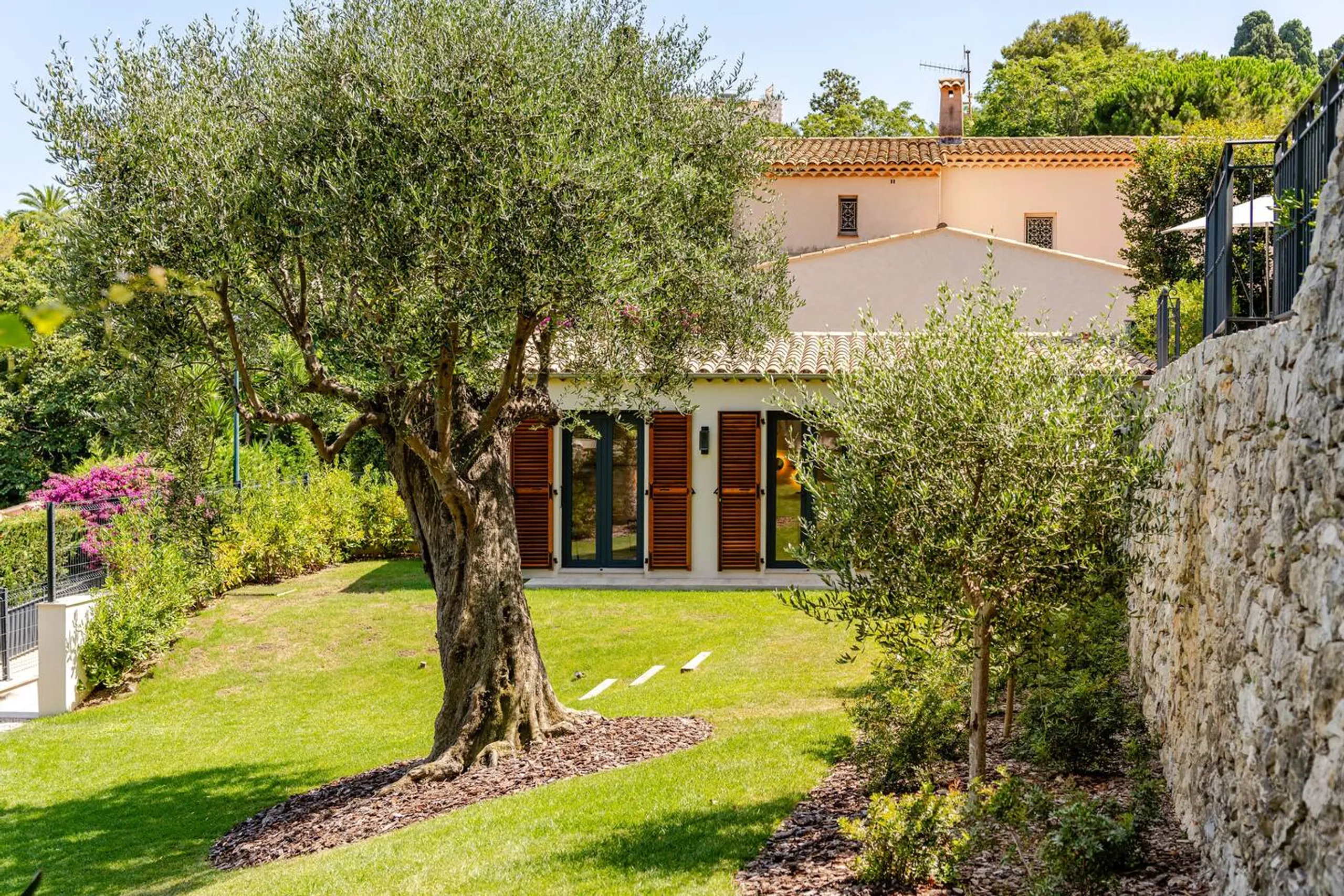 Serene Villa in Cap Ferrat with Private Pool and Breathtaking Panoramic Views of the Mediterranean Sea — photograph 8
