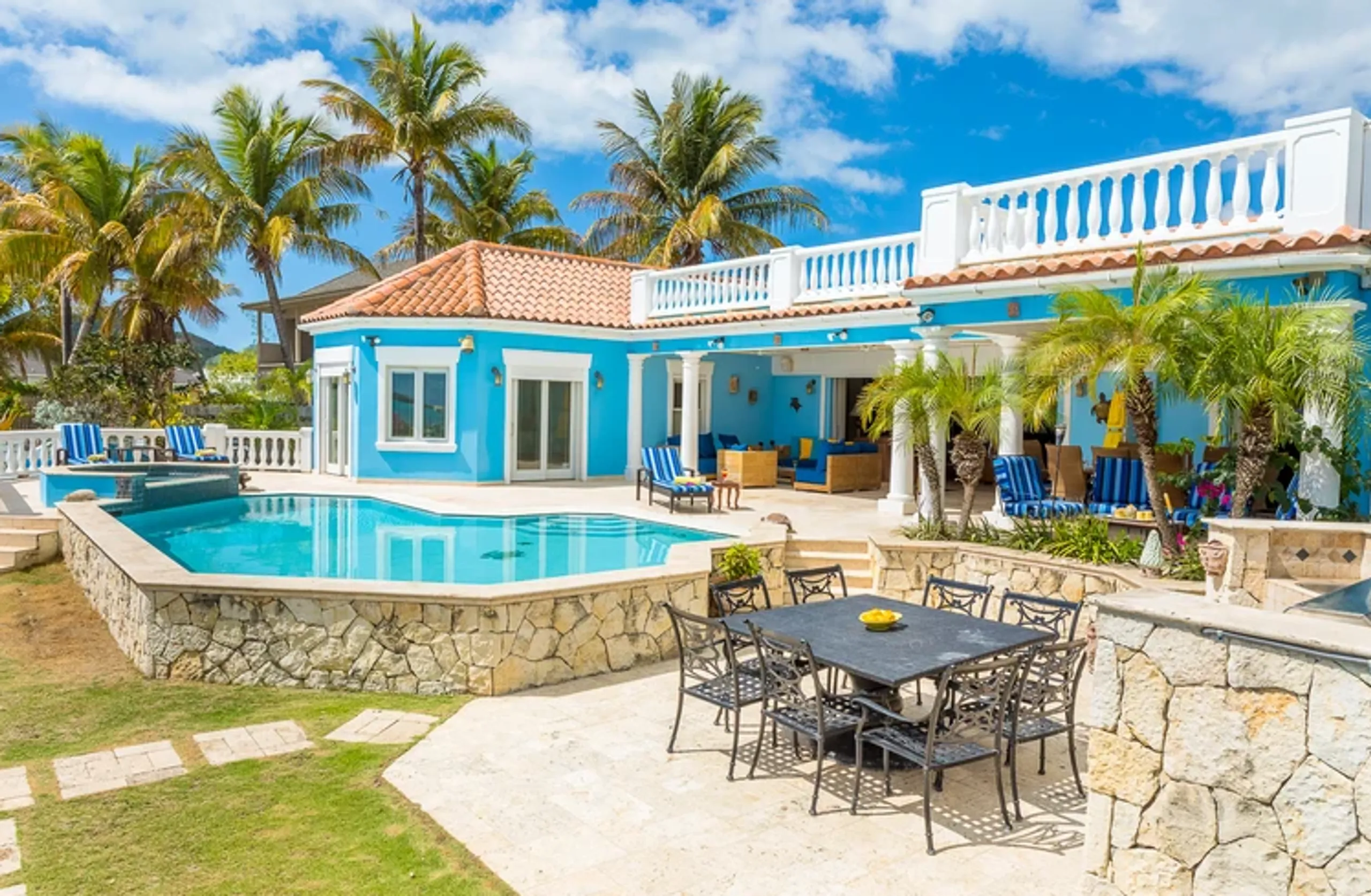 Serene Villa with Private Pool, Direct Beach Access, and Stunning Views, Jolly Harbour