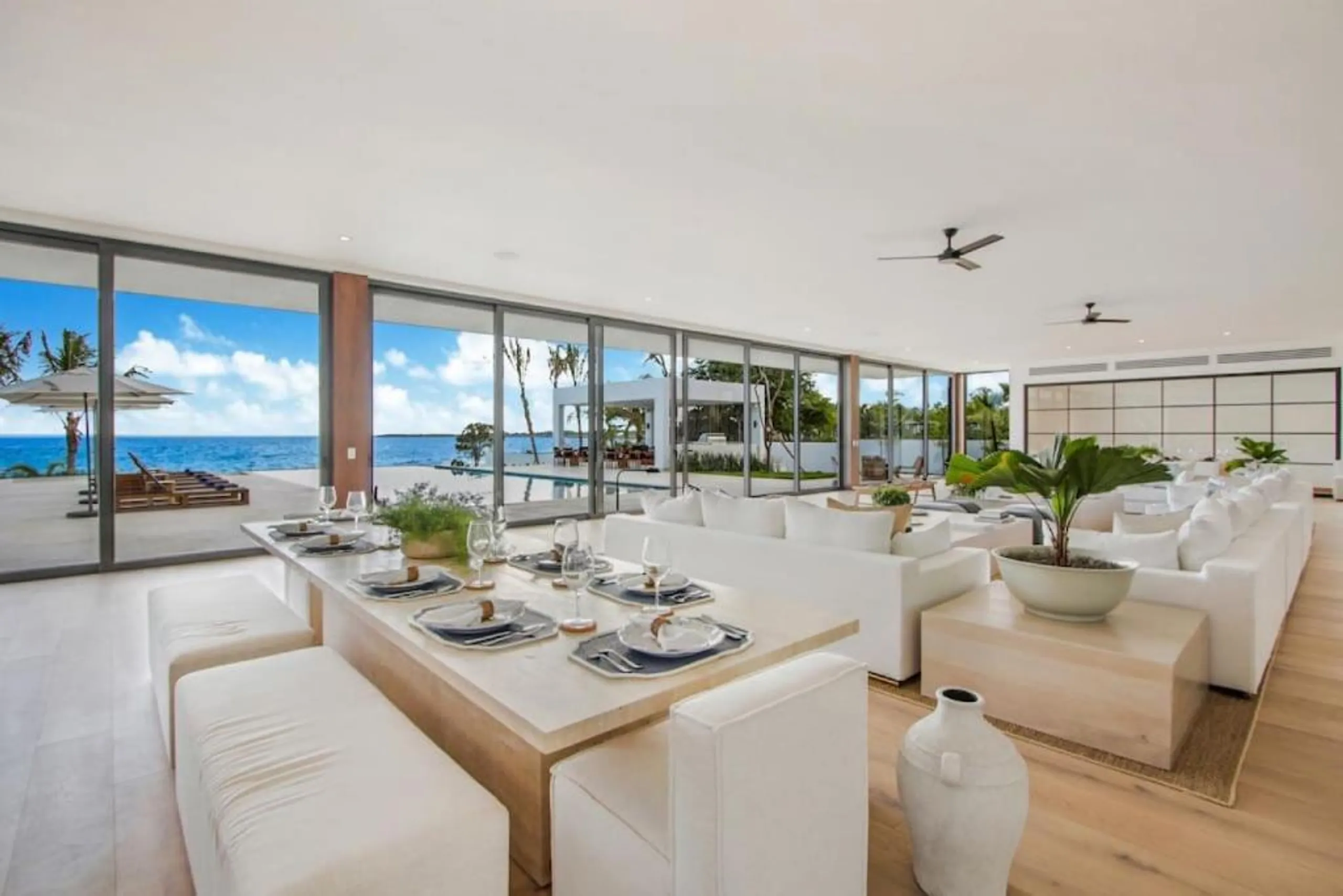 Breathtaking Beachfront Two-Story Villa with Infinity Pool in Casa de Campo — photograph 11