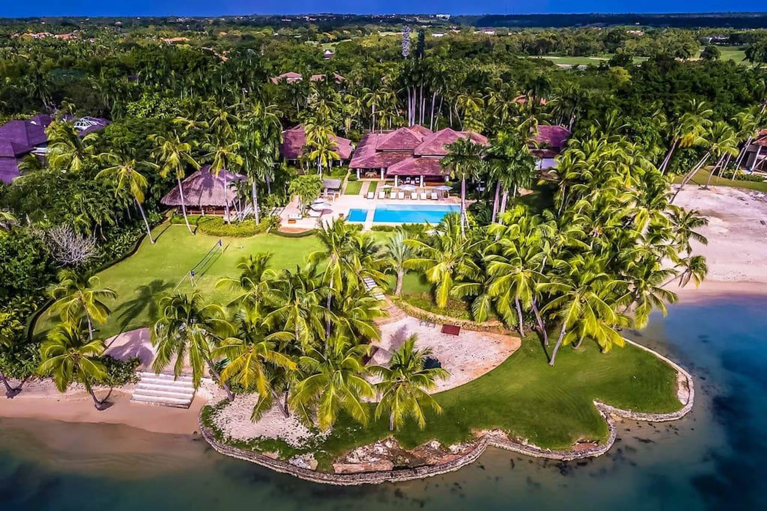 Magnificent Oceanfront Villa in La Romana with Private Pool, Outdoor Grill, and Walks to Beach — photograph 2