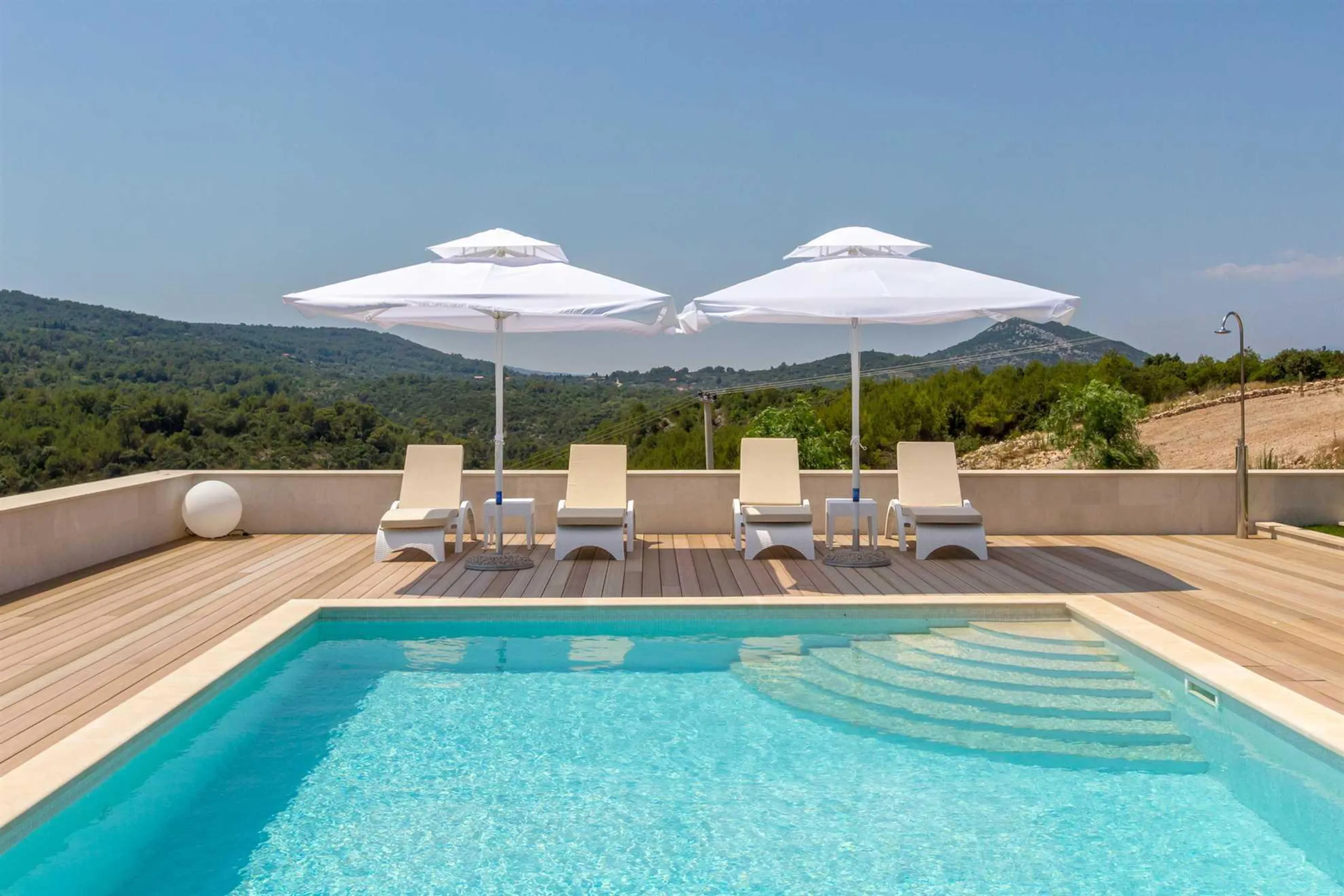 Radiant Modern Villa with Pool, Sauna, and Tennis Court in Hvar — photograph 2