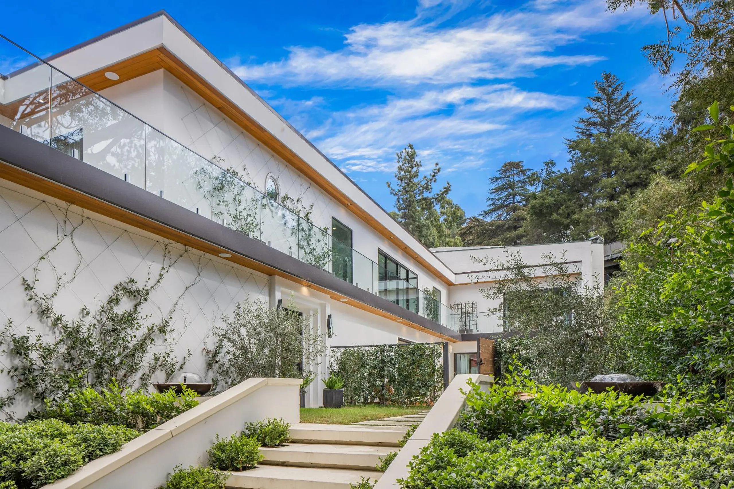 Modern Laurel Canyon Estate with Luxury Pool — photograph 10