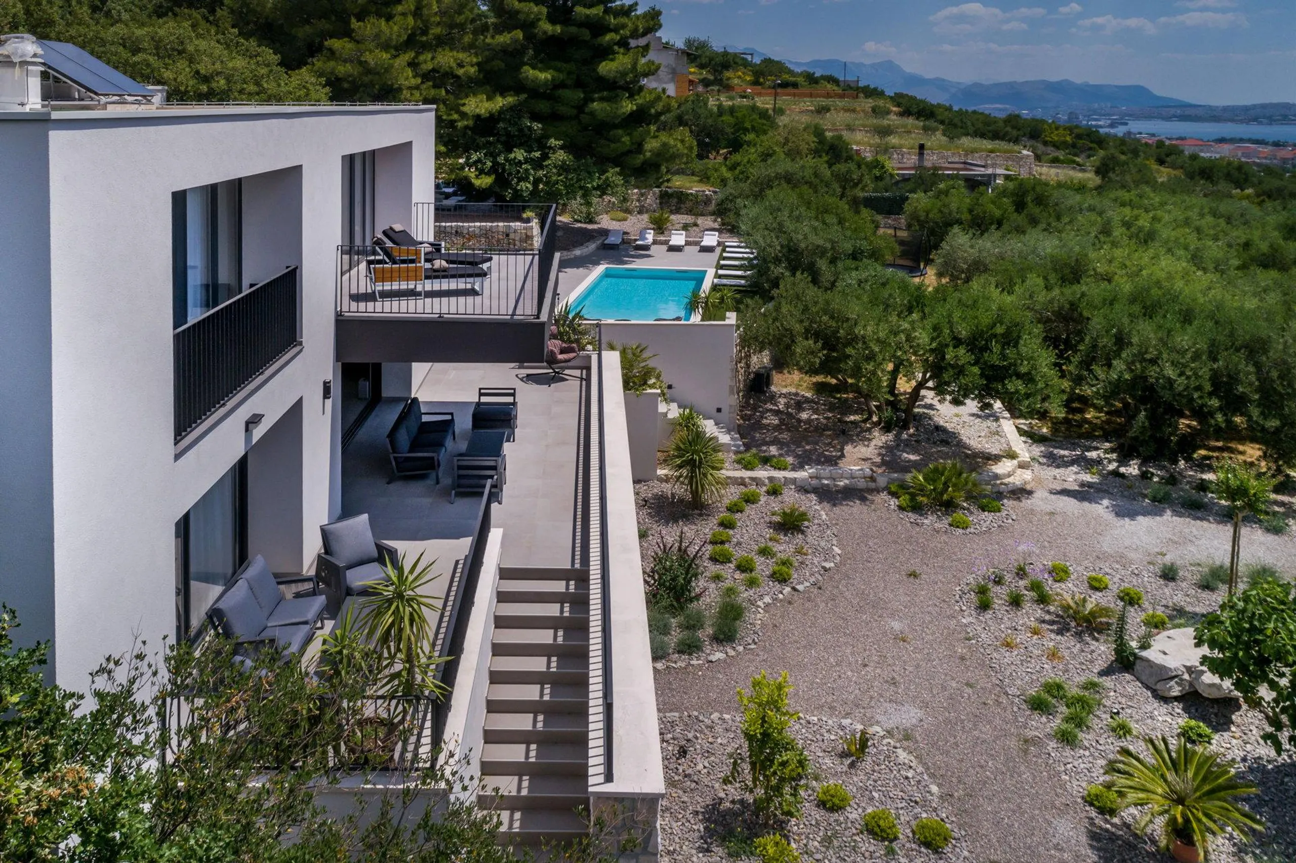 Richly textured Villa with Pool, Sauna, Verdant Garden and Sea Views — photograph 7