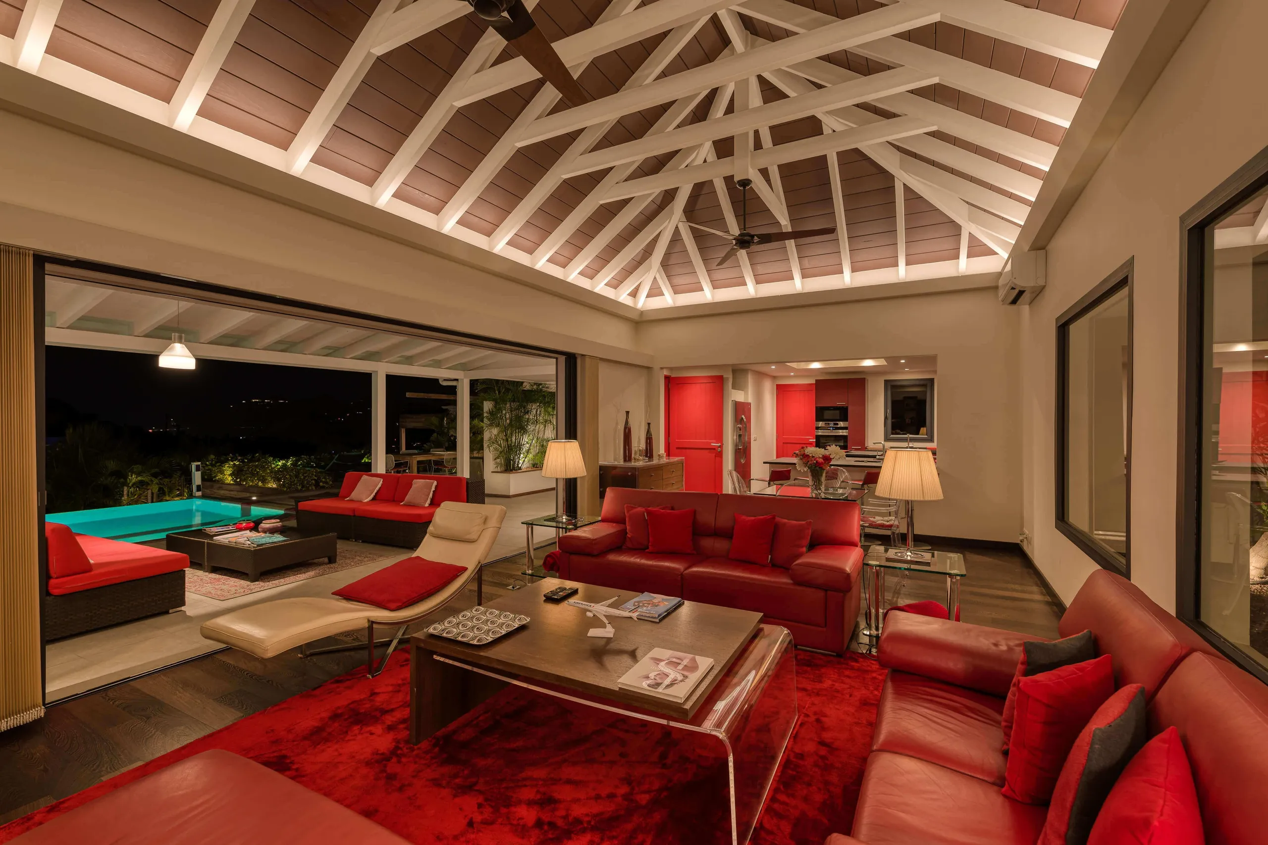 Colonial-Styled Villa with Private infinity Pool and Bay Views — photograph 11