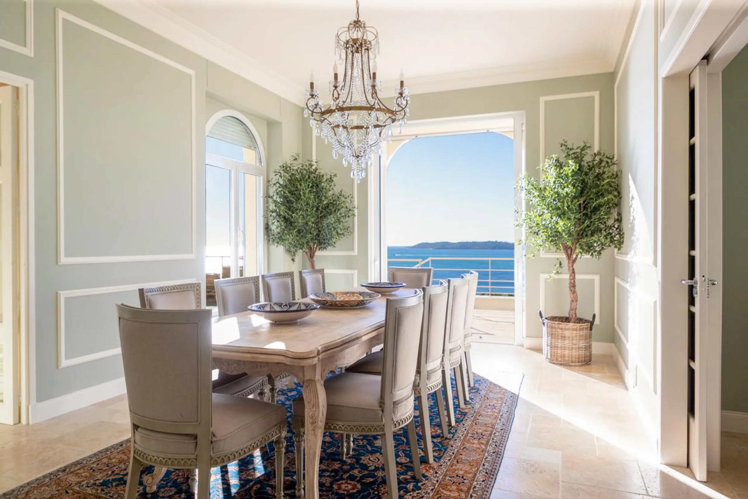 Elegantly Appointed 9-Bedroom Villa Expansive Gardens, Infinity Pool & Stunning Sea Views — photograph 8