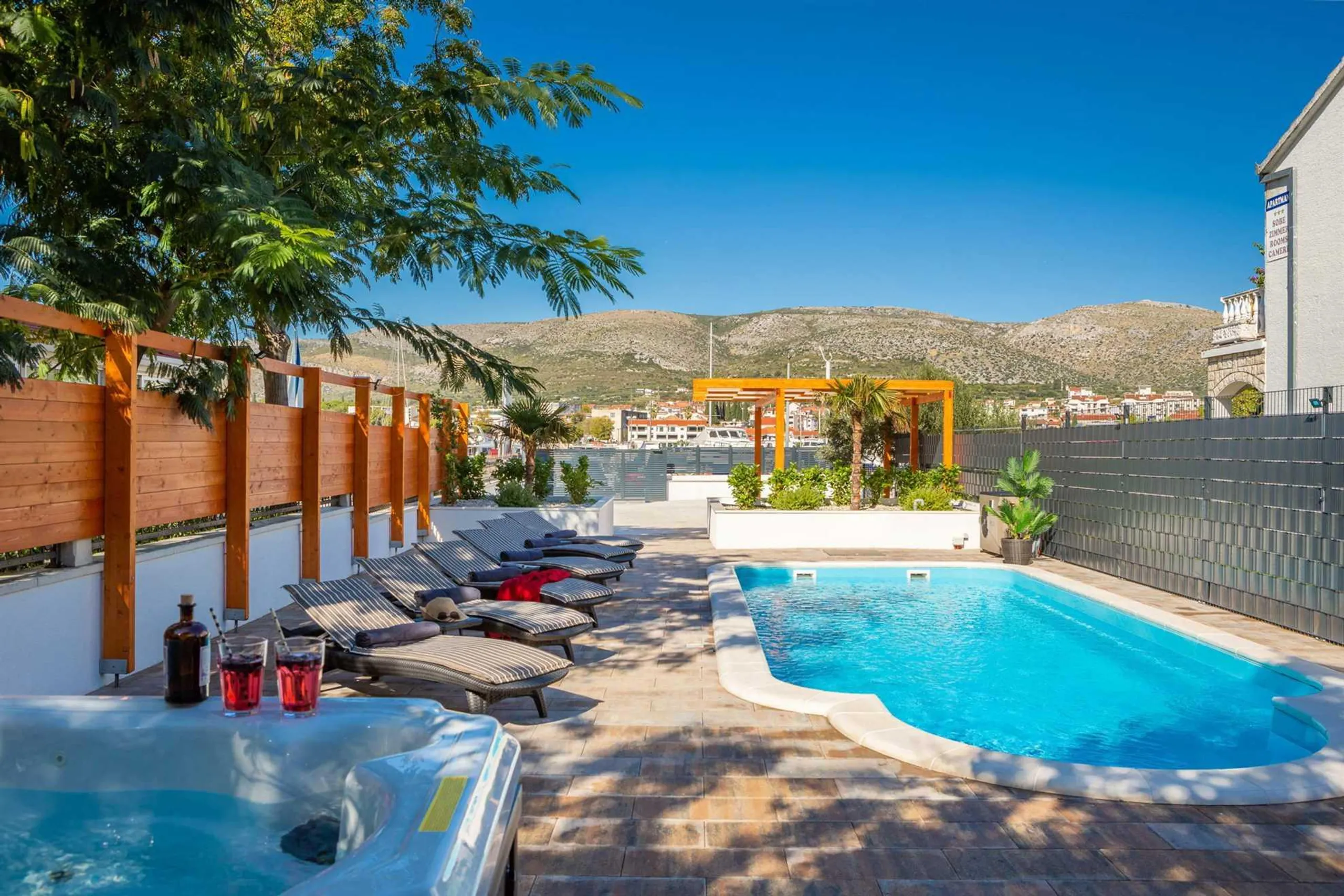 Traditional Luxury Villa with Private Swimming Pool, Sauna and Sea Views — photograph 7