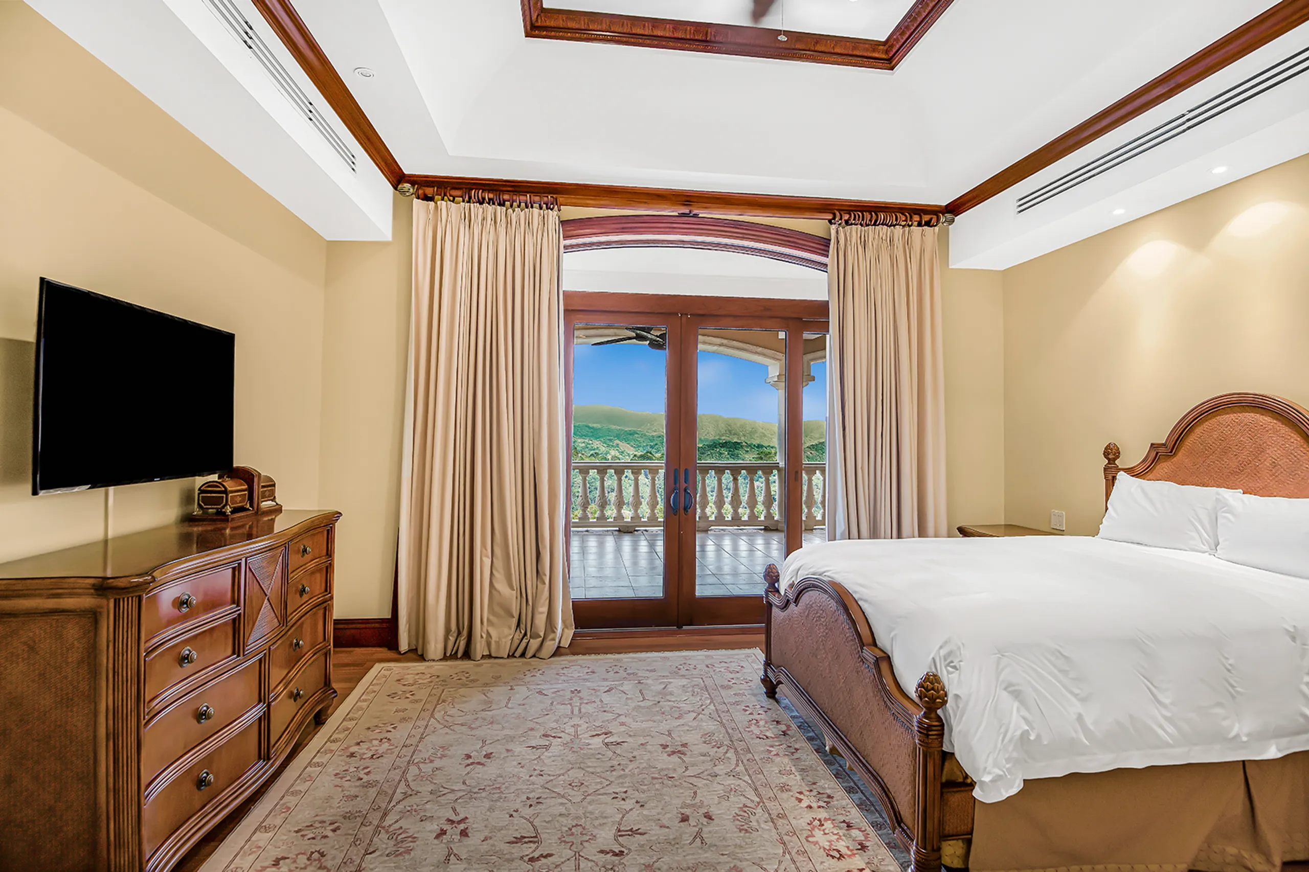 Lavish Villa with Infinity Pool, Hand-Painted Ceilings, and Beach Club Access — photograph 11