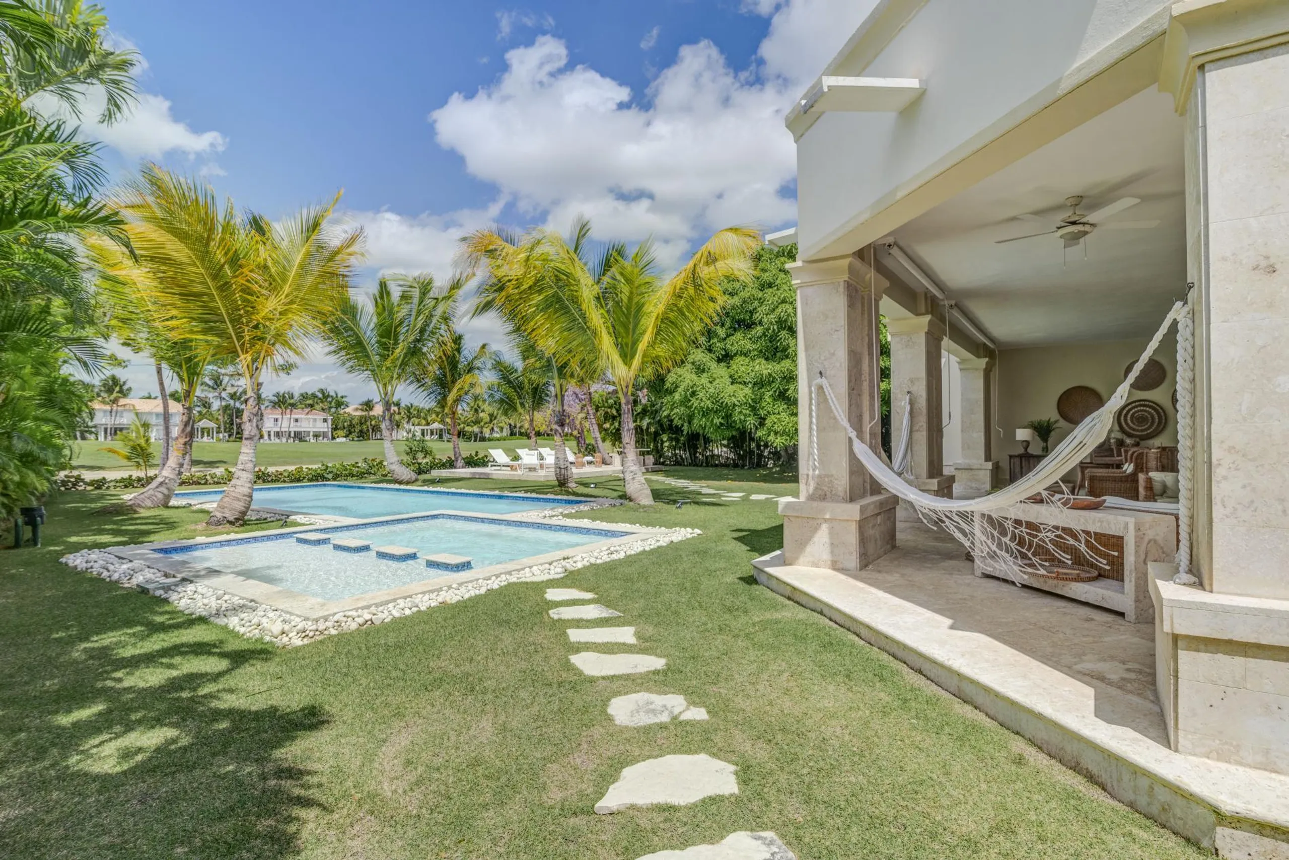Sophisticated Colonial Villa with Stunning Golf Course Views and Modern Comforts — photograph 3