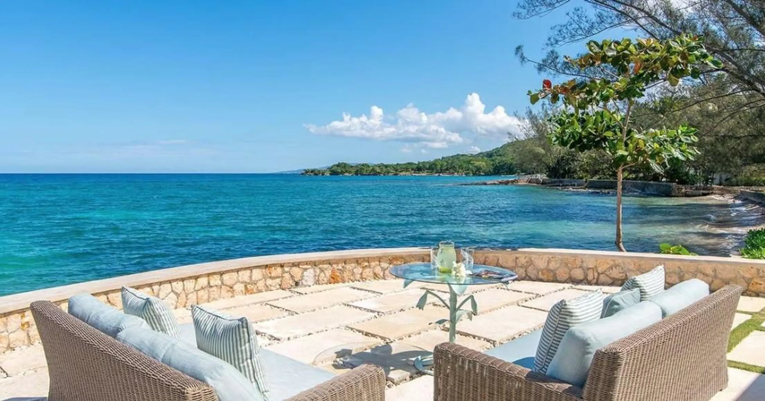Chic Seafront Retreat in Sandy Bay with Private Pool and Panoramic Ocean Views — photograph 3