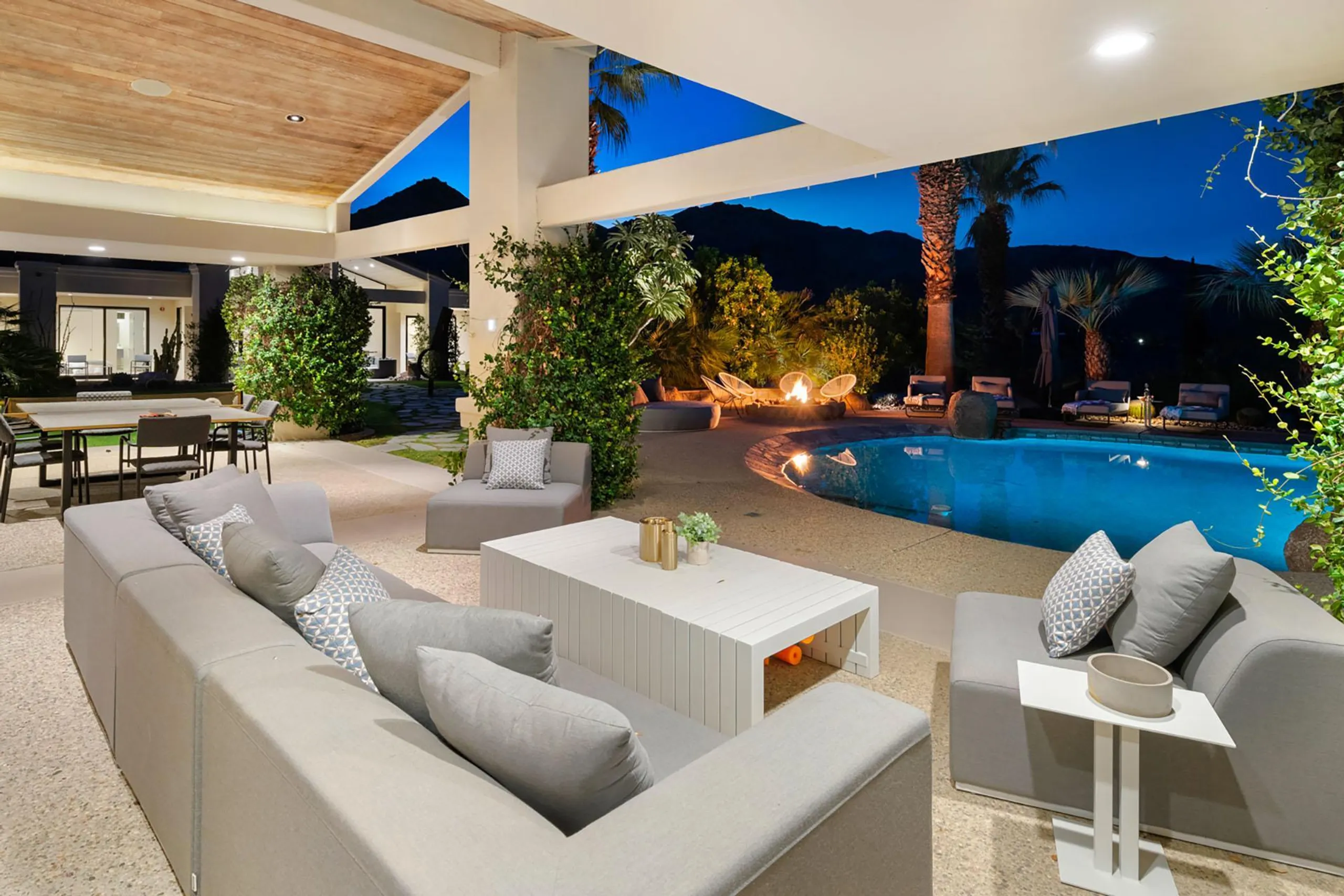 Incredible Paradise Estate with Private Golf, Pool, and Wet Bar — photograph 12