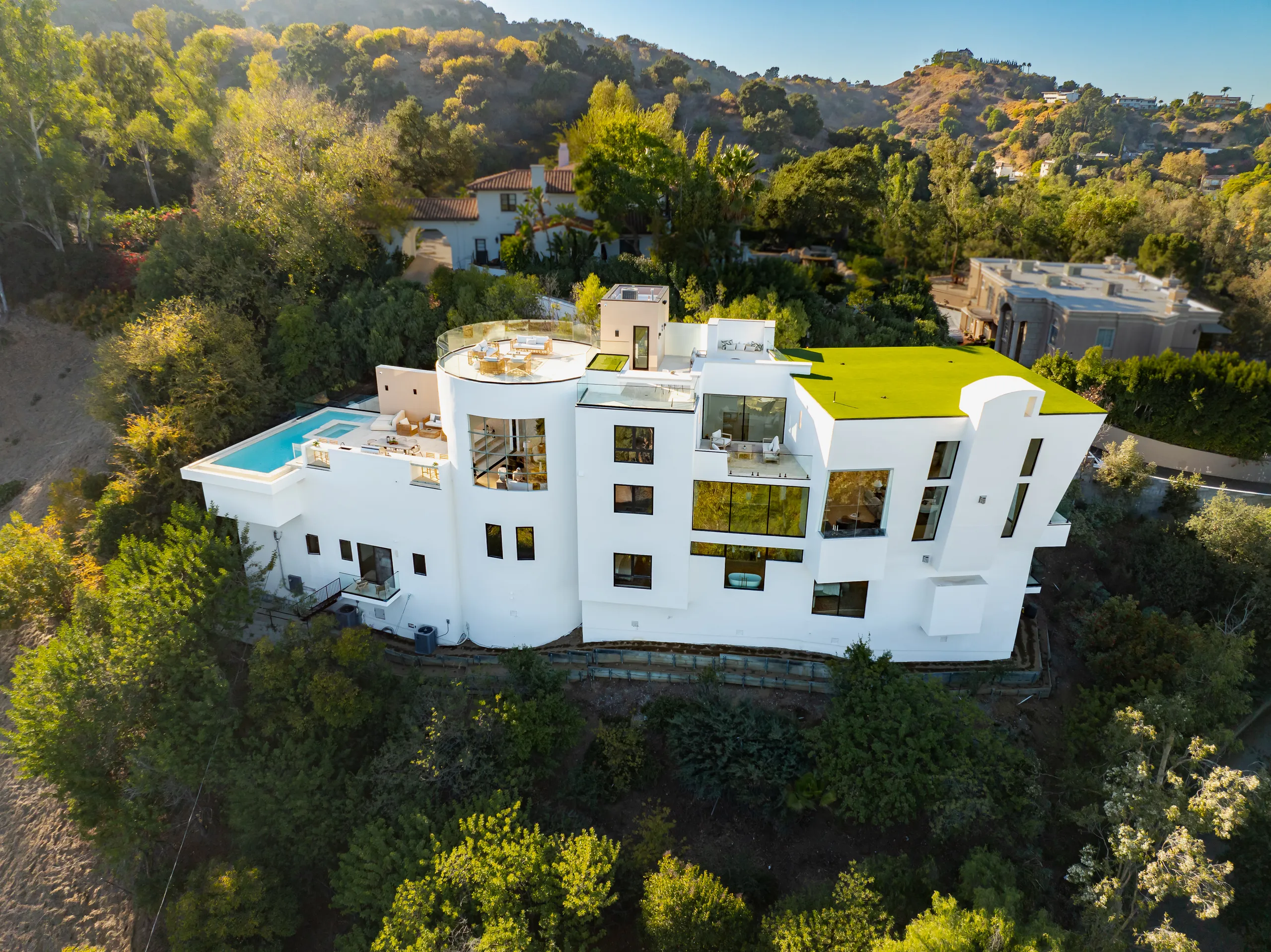 Sophisticated Grand Villa with Infinity Pool, and Sweeping Valley Views — photograph 2