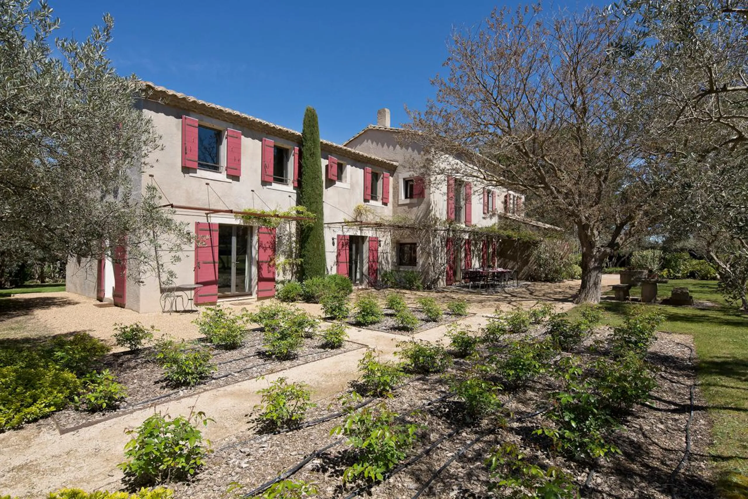 Splendid Seven Bedroom Villa in Provence with 24m Pool and Captivating Gardens — photograph 6