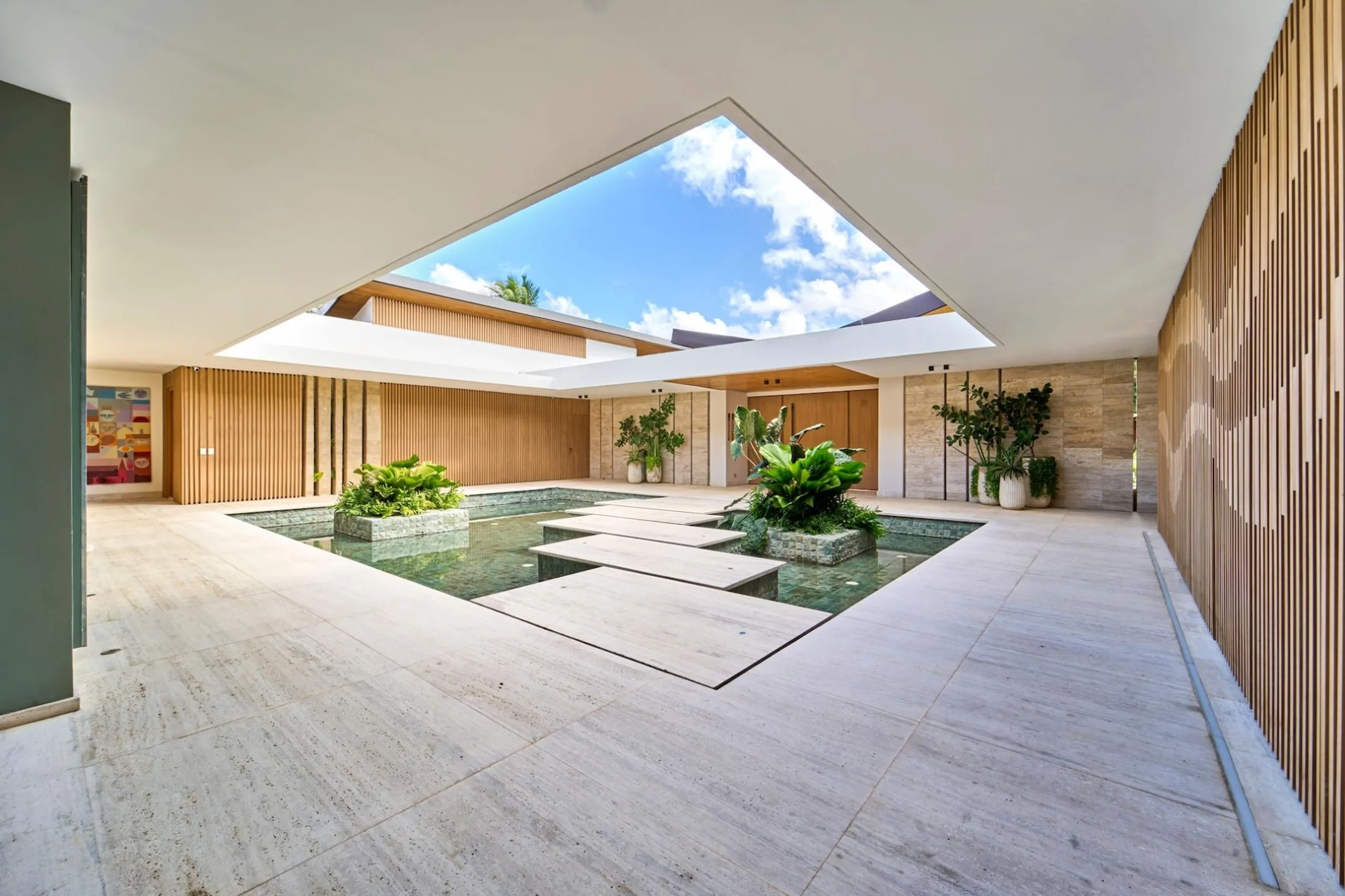 Pristine Palm West Villa with Luxury Amenities — photograph 7