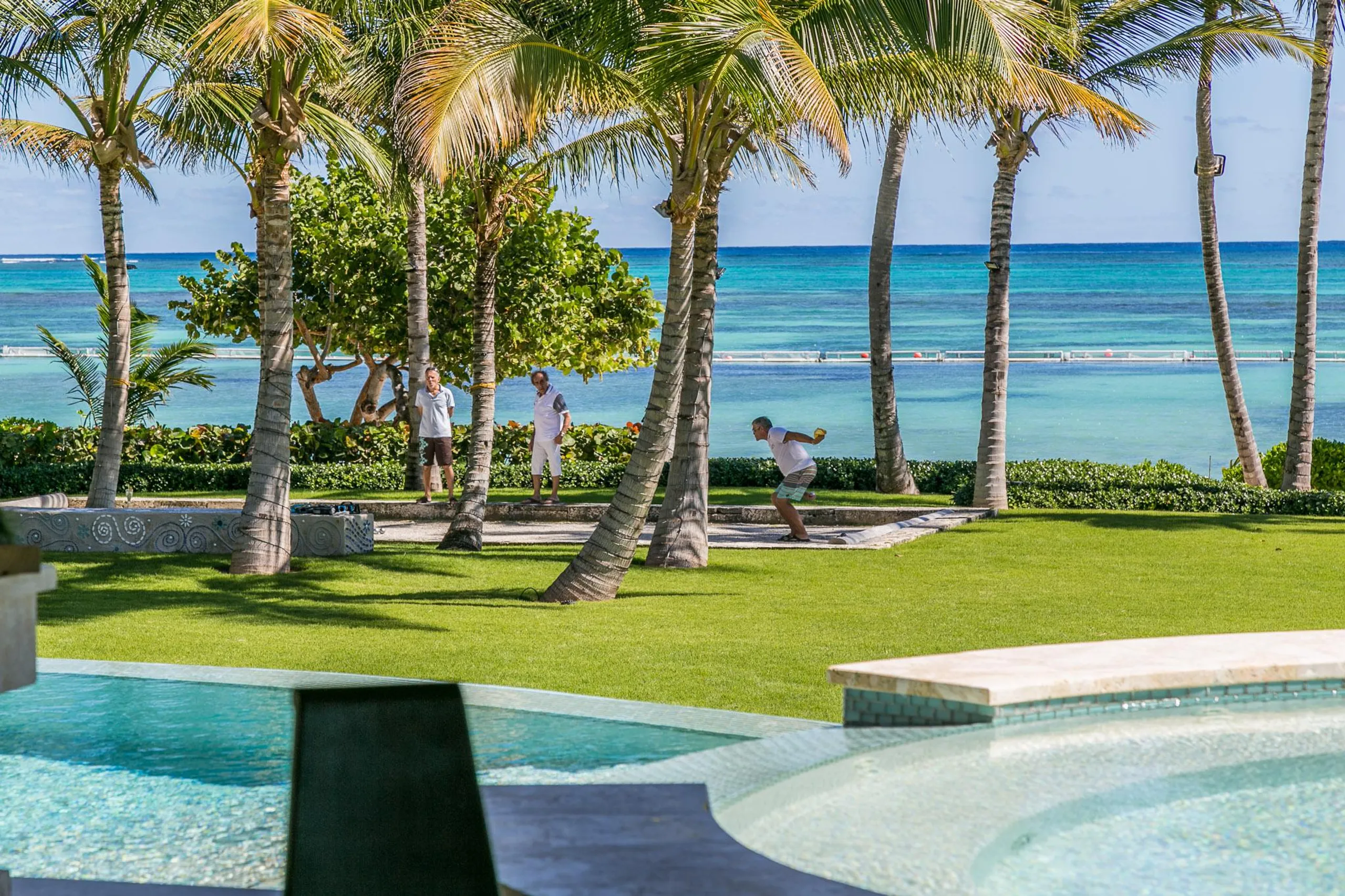 Travel-Inspired Villa with Private Pool Designed by Antonio Imbert and Patricia Reid — photograph 4