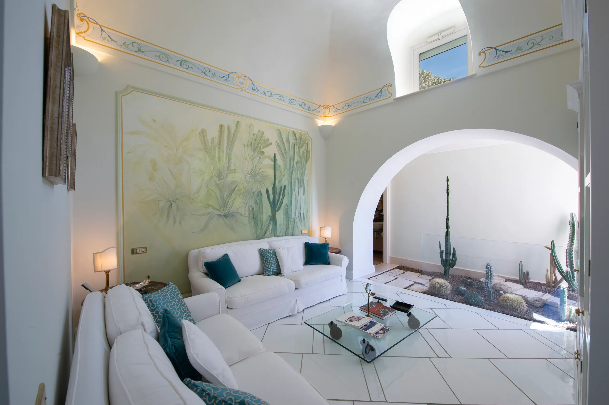 Refined 5BR Retreat with Indoor Pool and Panoramic Sea Views — photograph 11
