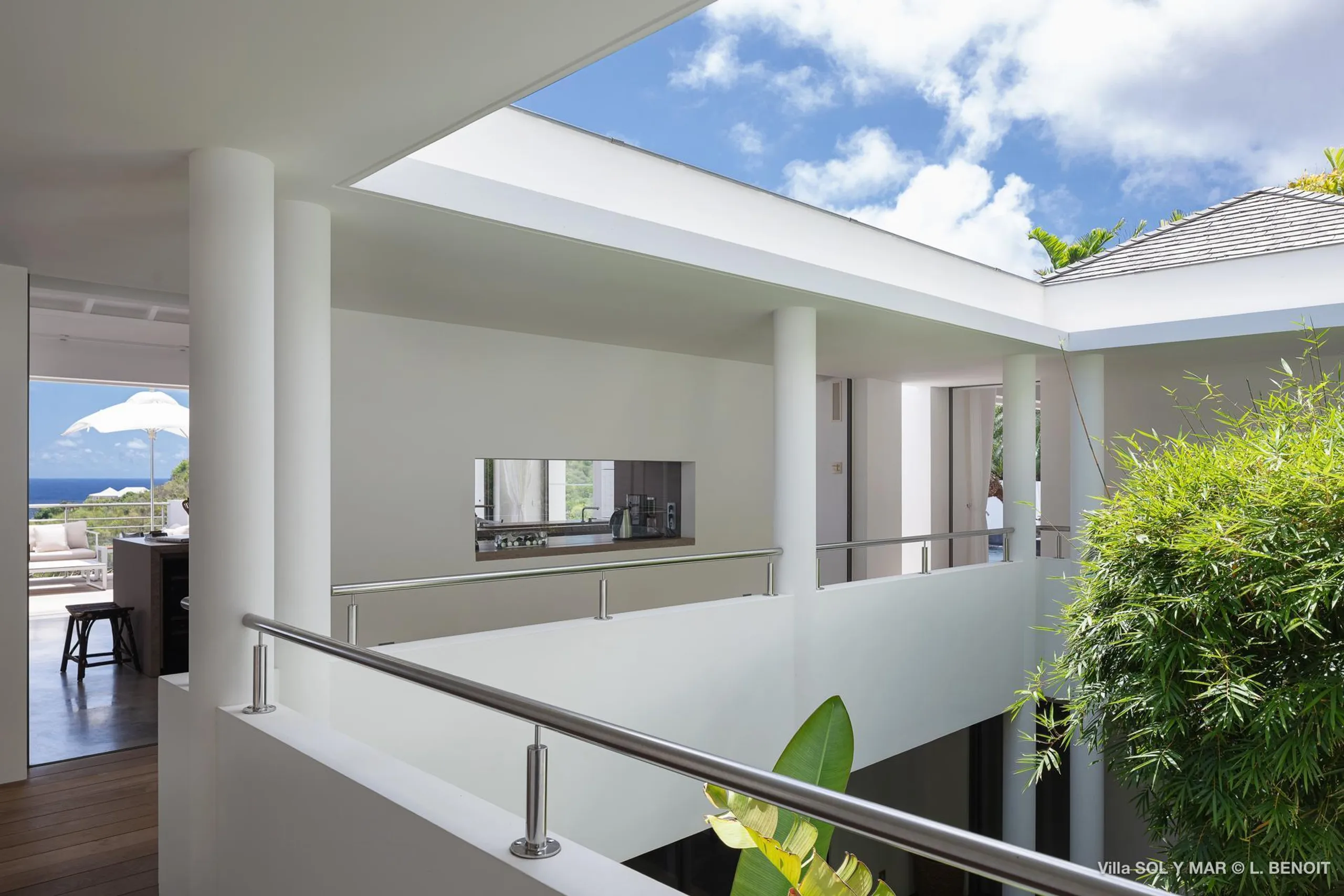 Luxury Oceanview Estate with Infinity Pool and Fitness Room — photograph 7