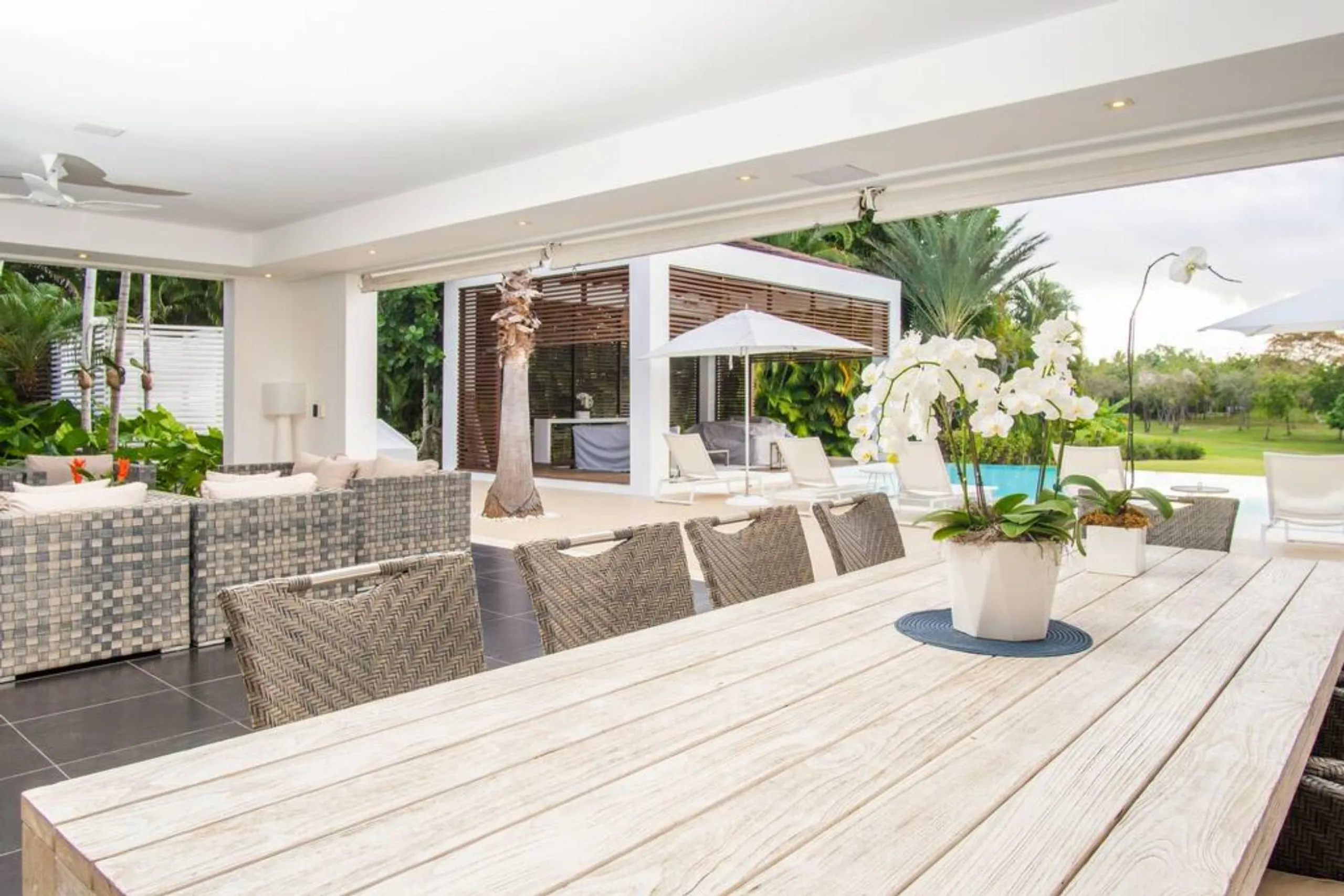 Luminous and Lush Paradise Villa with Private Pool and Stunning Views — photograph 10