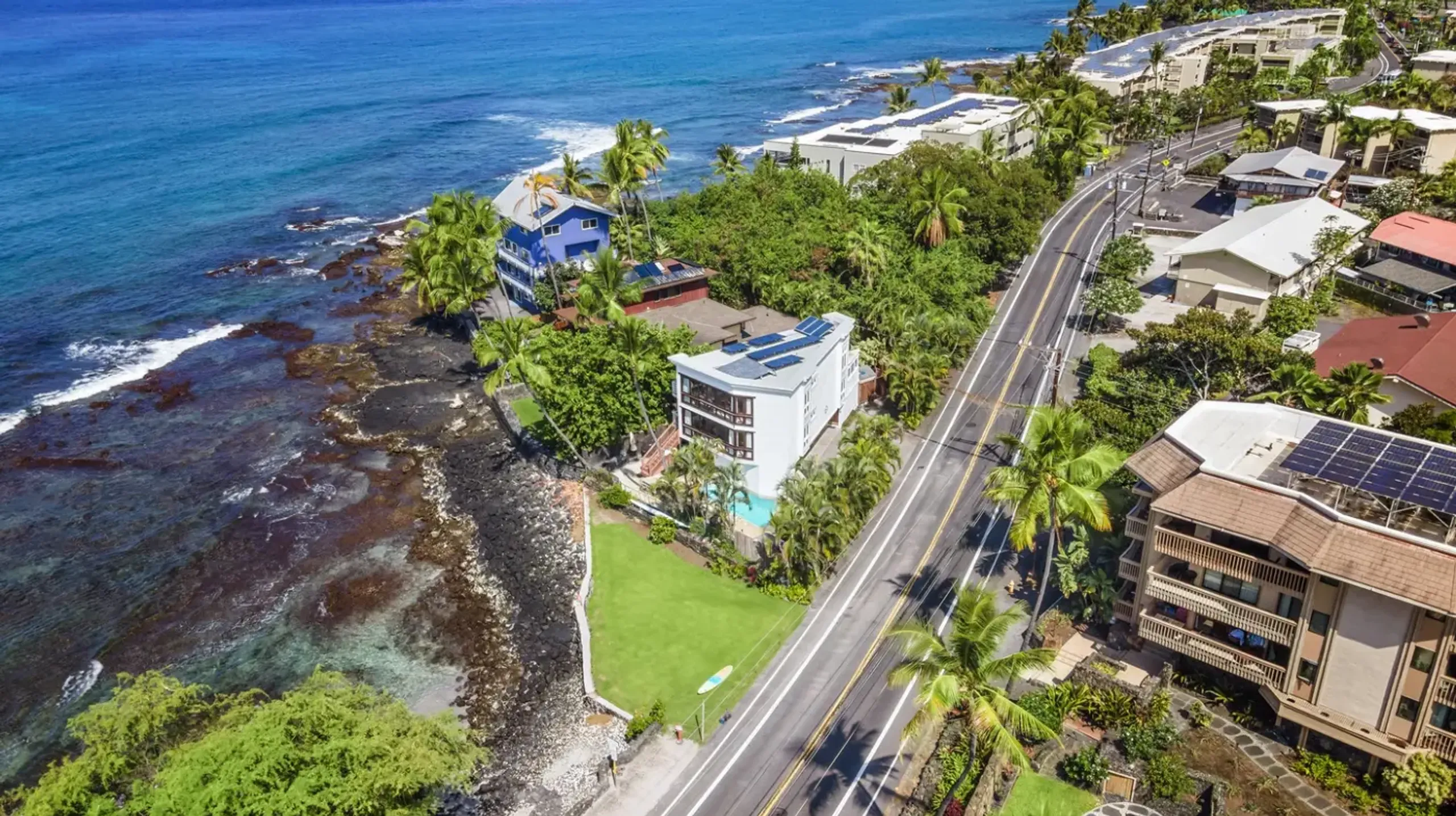 Kona Luxury View Estate with Coastline Views and Easy Walk to the Surf — photograph 4