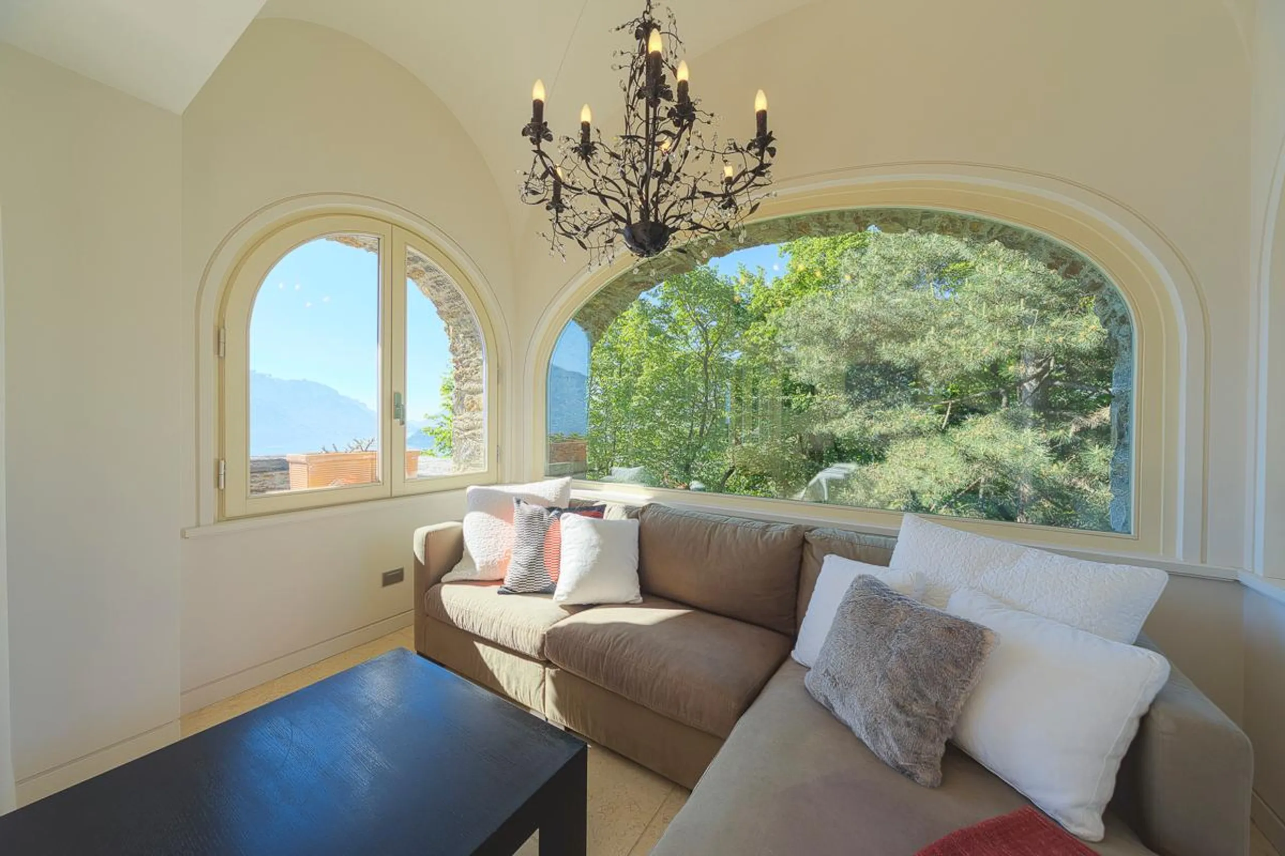 Radiant Villa in Lake Como with Private Pool and Stunning Views — photograph 12