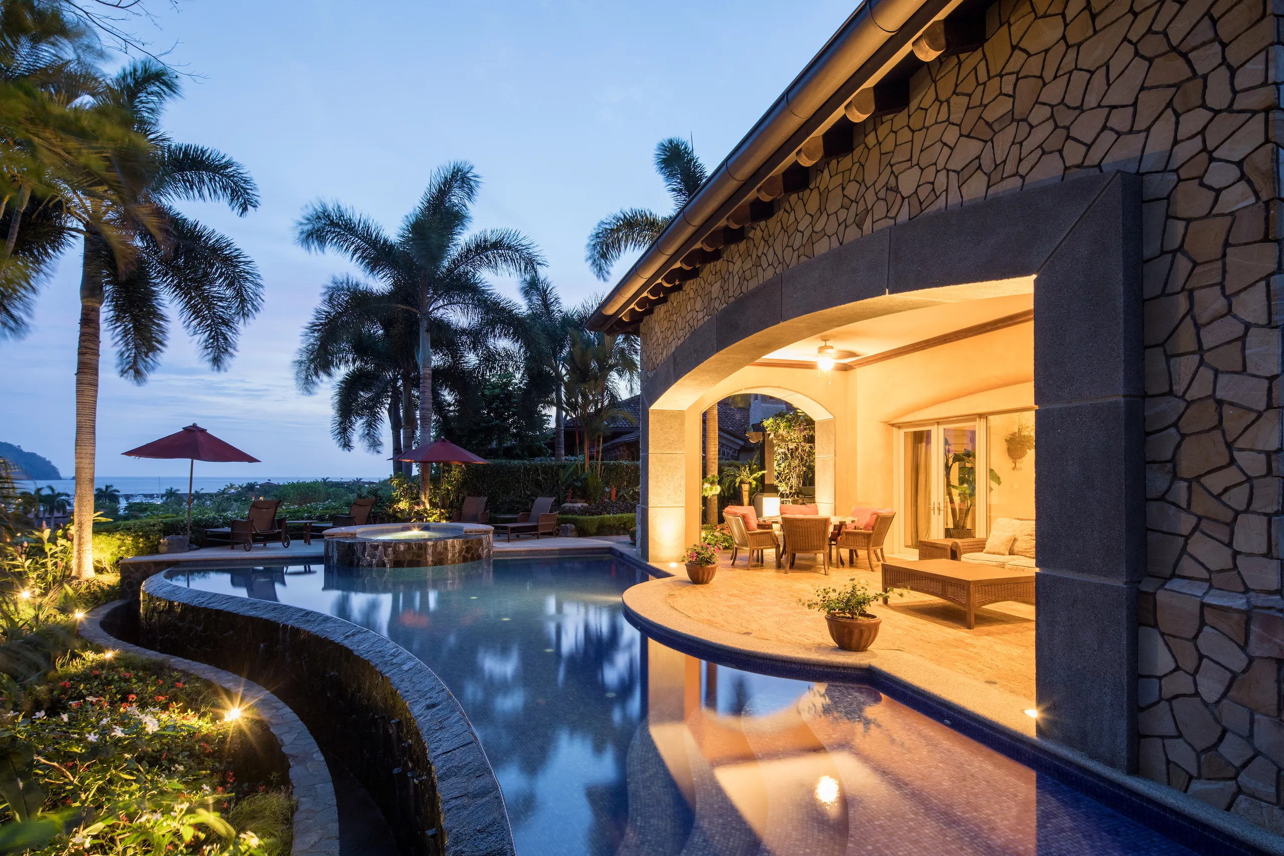 Spanish Colonial Villa in Altamira with Infinity Pool & Stunning Pacific Views — photograph 5