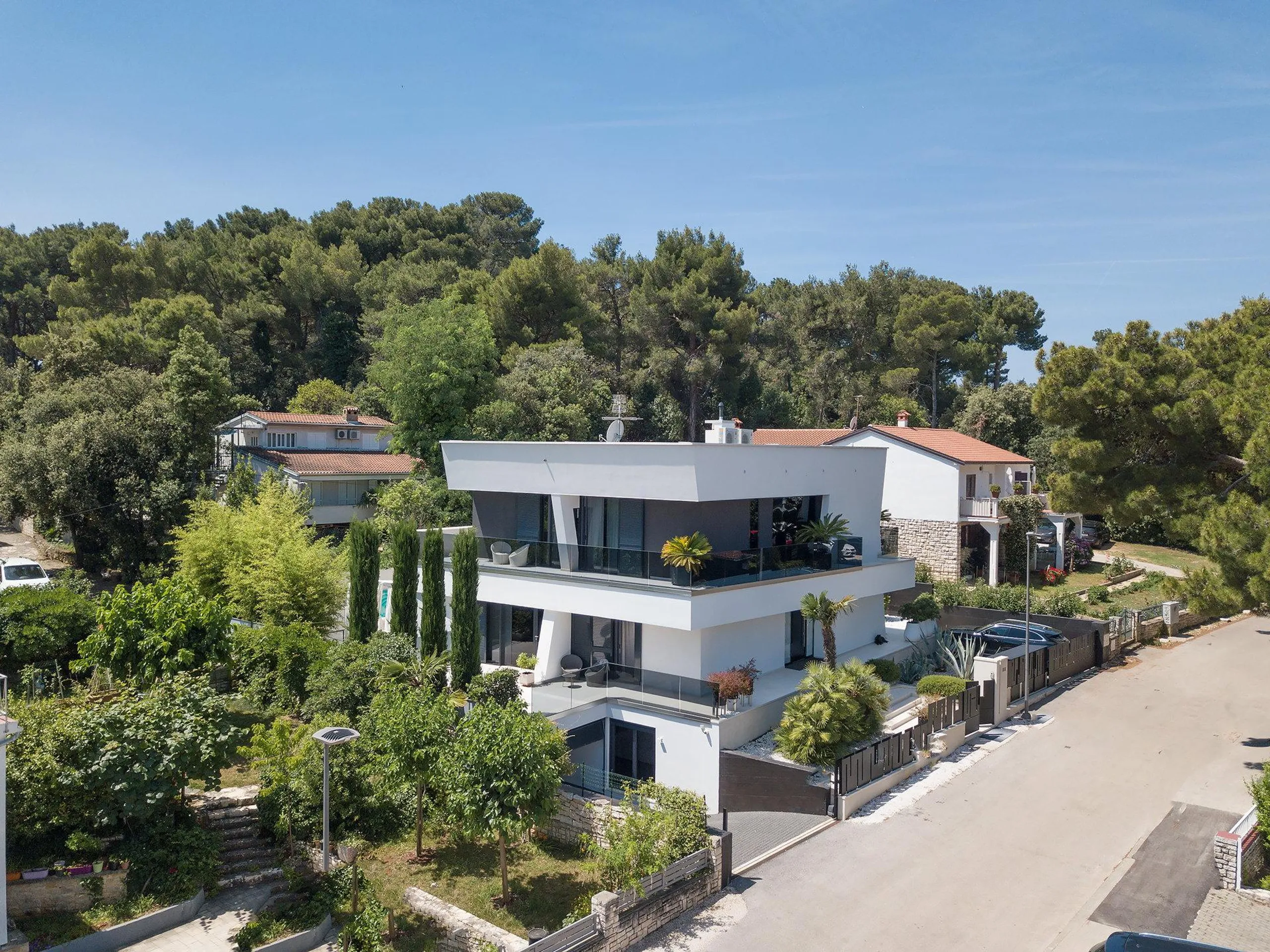 Glorious Contemporary Haven with 4-BR Villa and Tantalizing Heated Infinity Pool — photograph 5