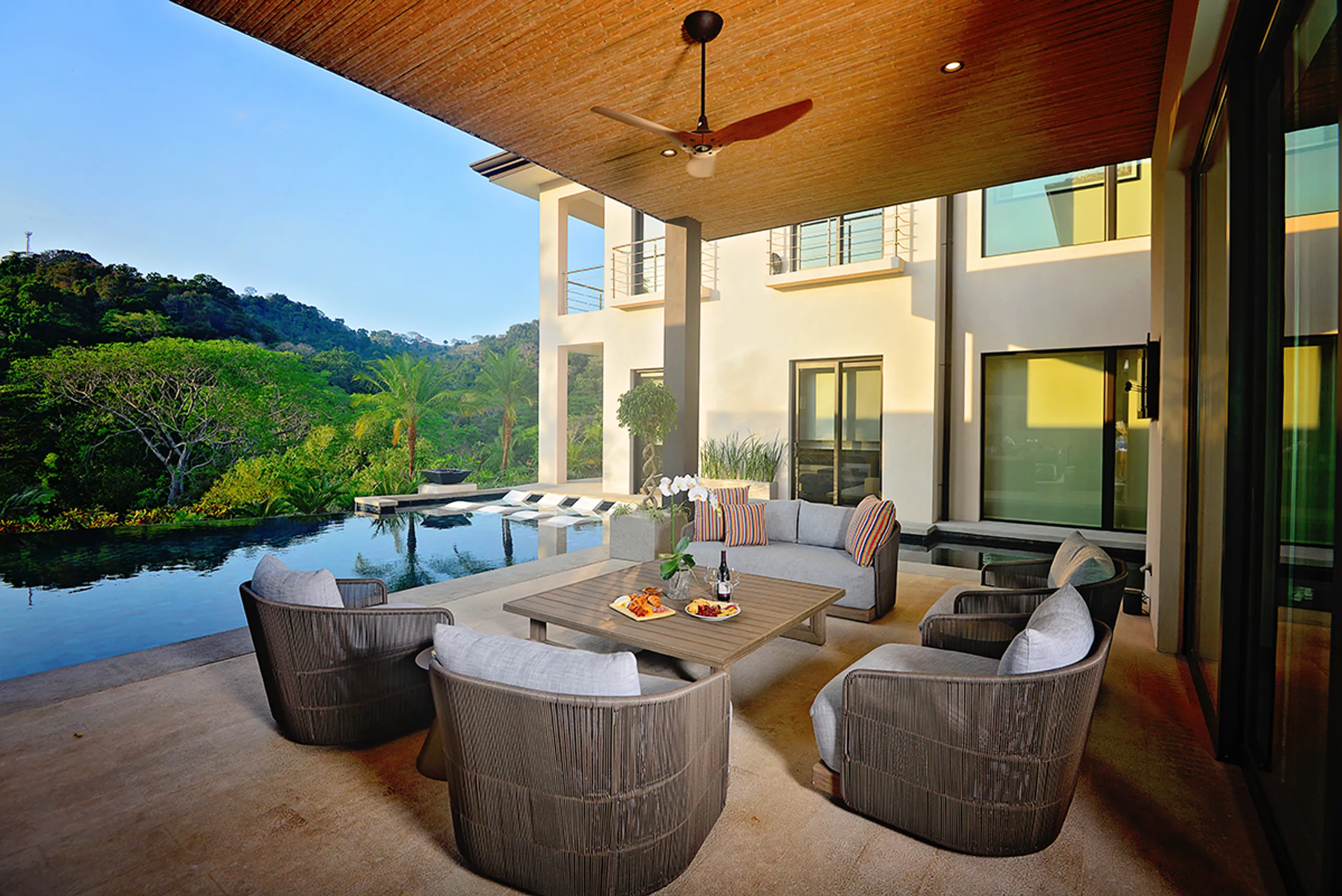 Tropical Paradise Villa with Private Infinity Pool, Heated Jacuzzi and Stunning Views — photograph 4