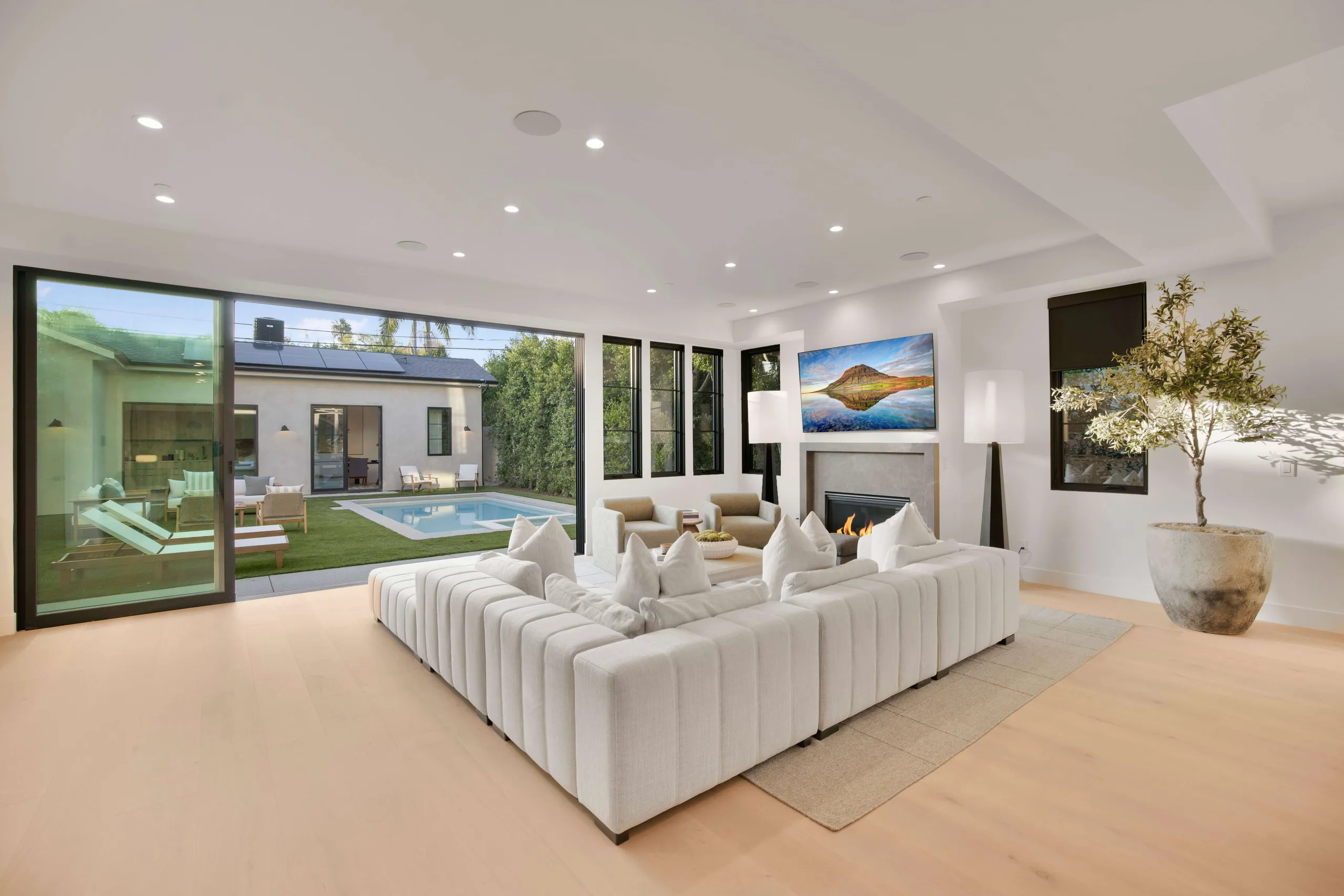 Prestige Studio City Residence with Resort Pool, Soaring Ceilings & Gated Privacy — photograph 8