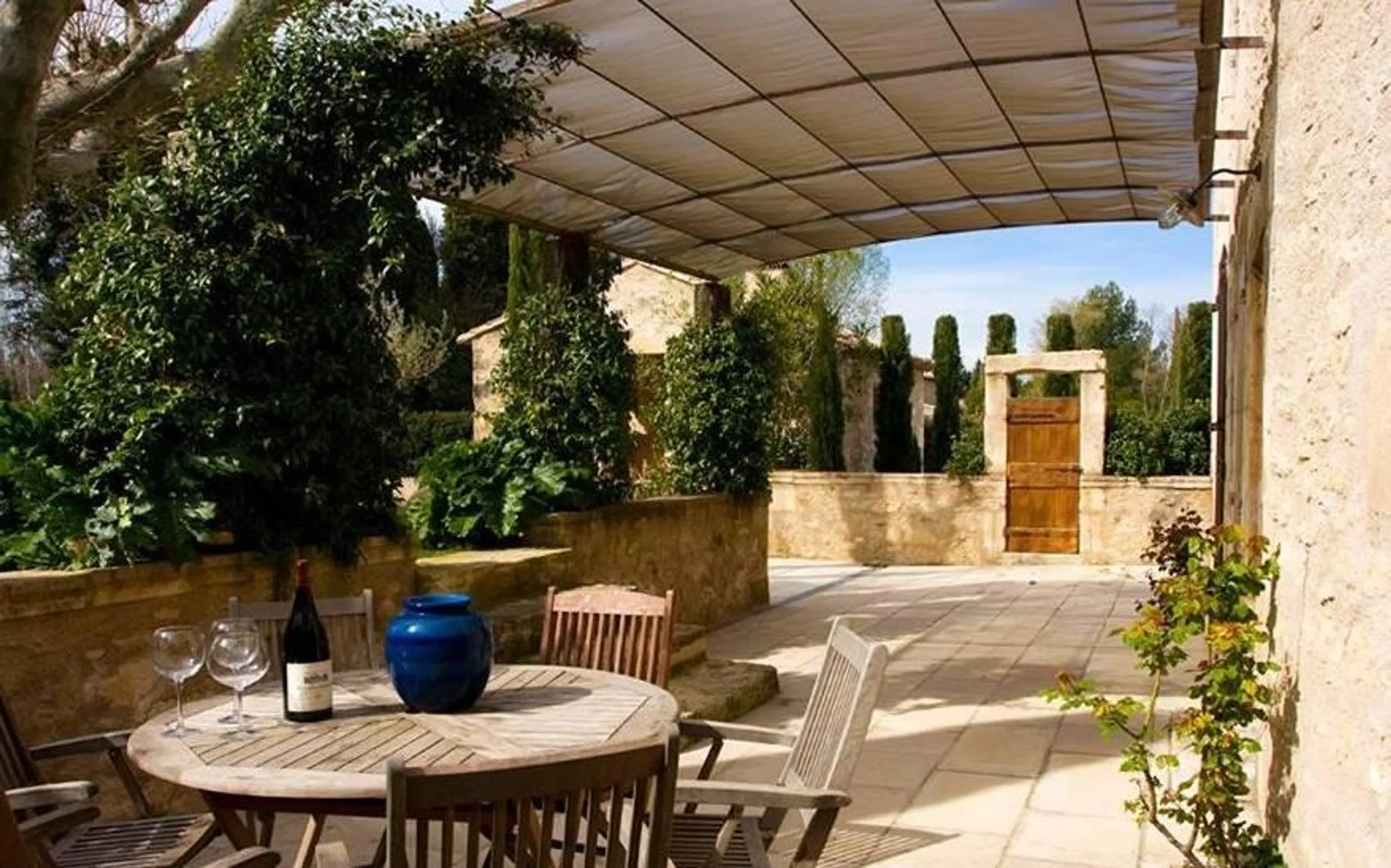 Charming Provencal Retreat with Serene Gardens and Historic Elegance in Saint Remy de Provence — photograph 4