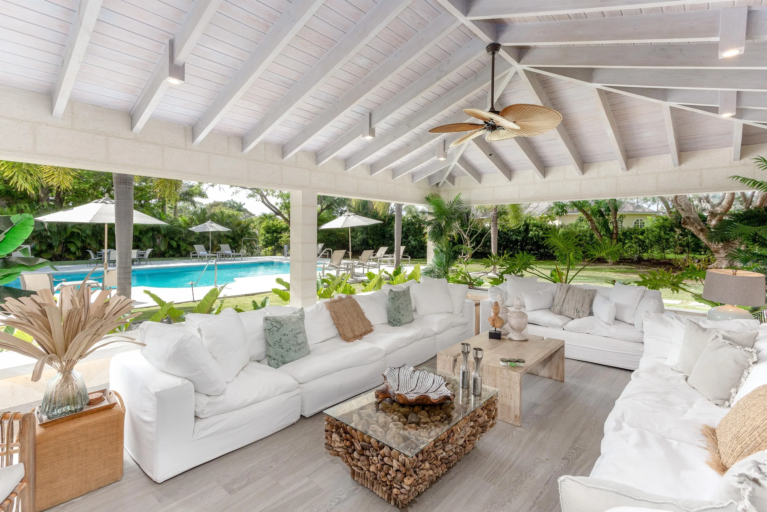Sandy Lanes Elegantly Styled Villa with Private Pool and Access to Beach Club — photograph 4