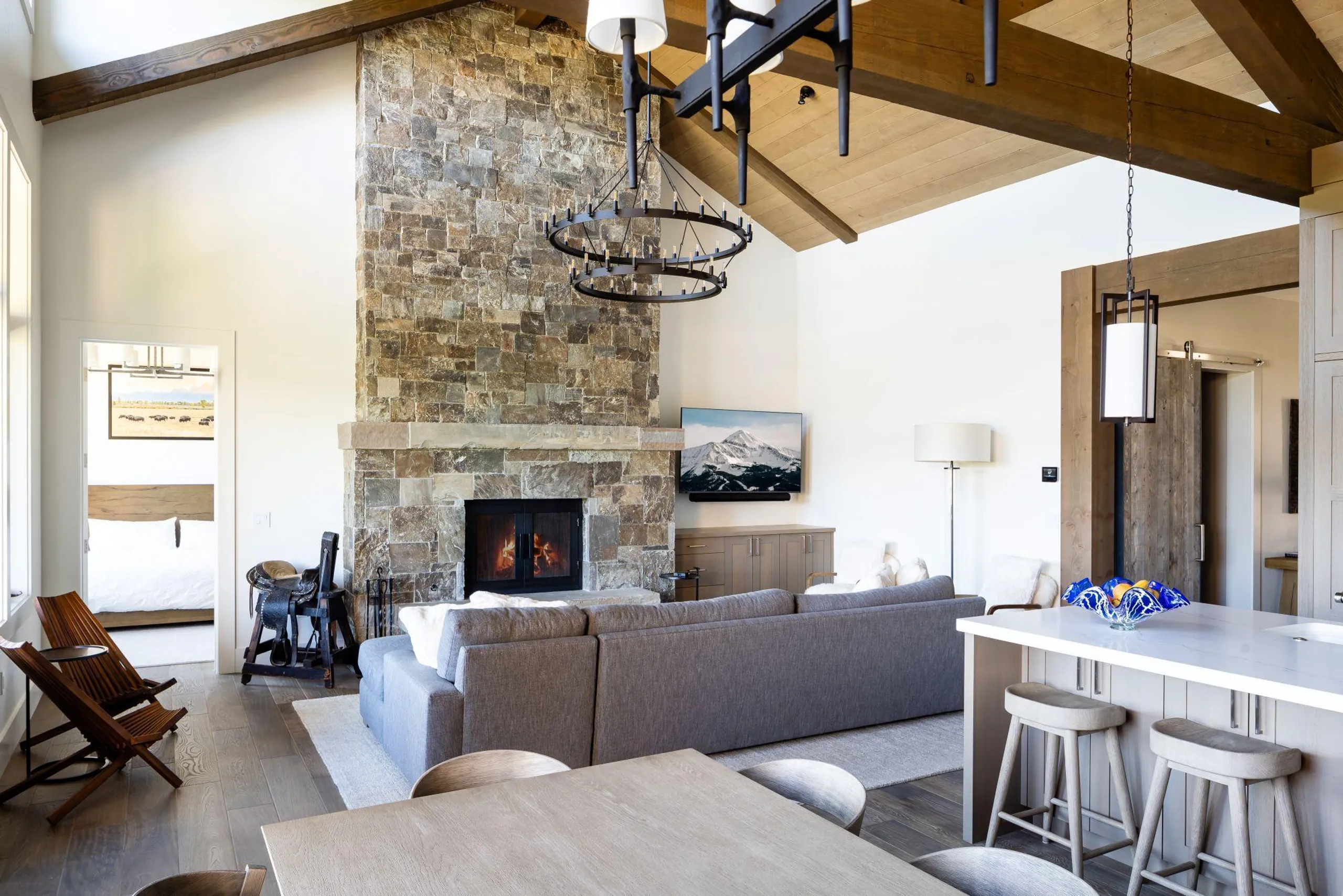 Big Sky Vista Residence with Breathtaking Mountain Views, Fire Pit and Hot Tub — photograph 2