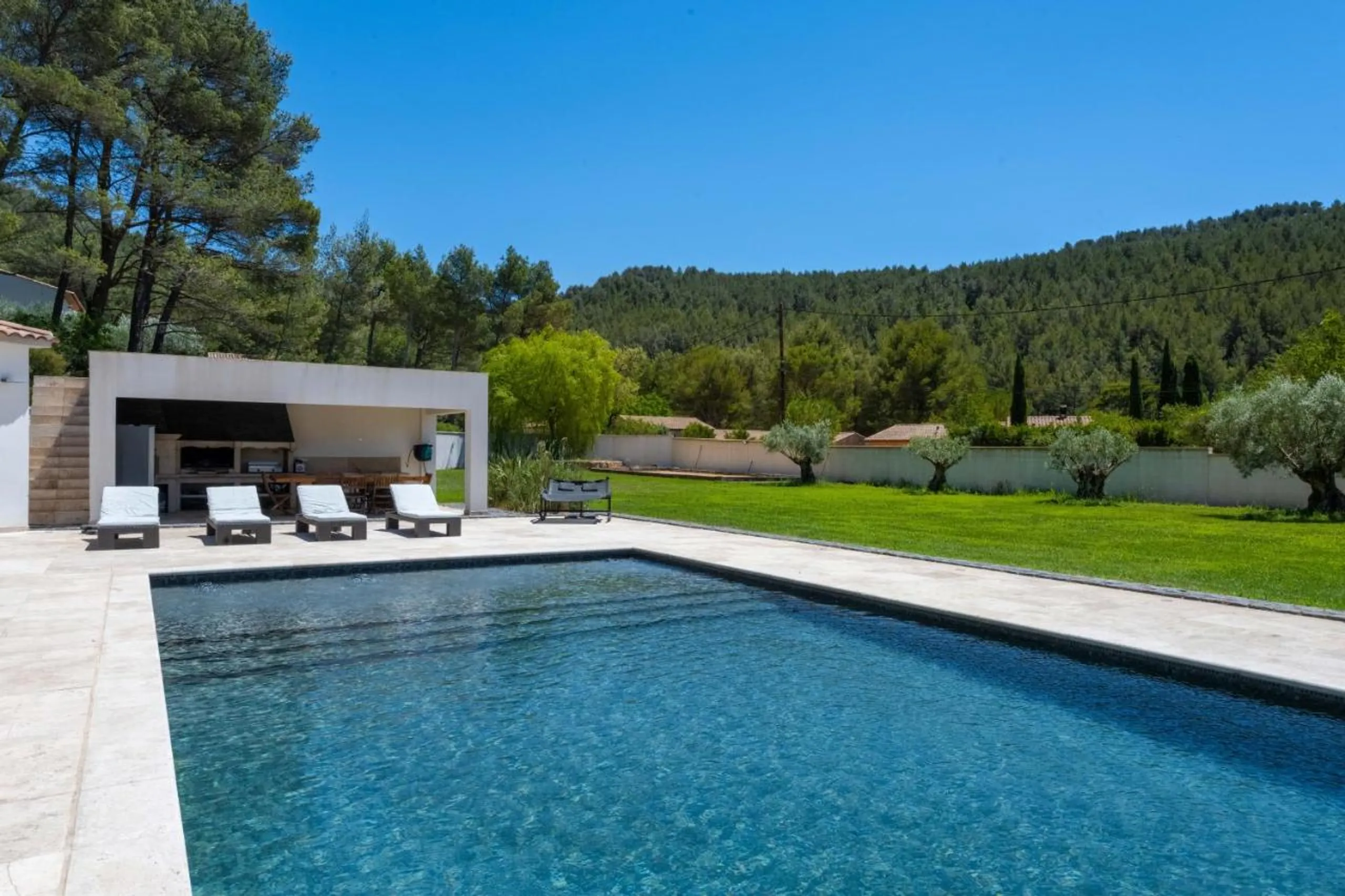 Splendorous Family Villa with Heated Pool and Resort-Style Amenities — photograph 4