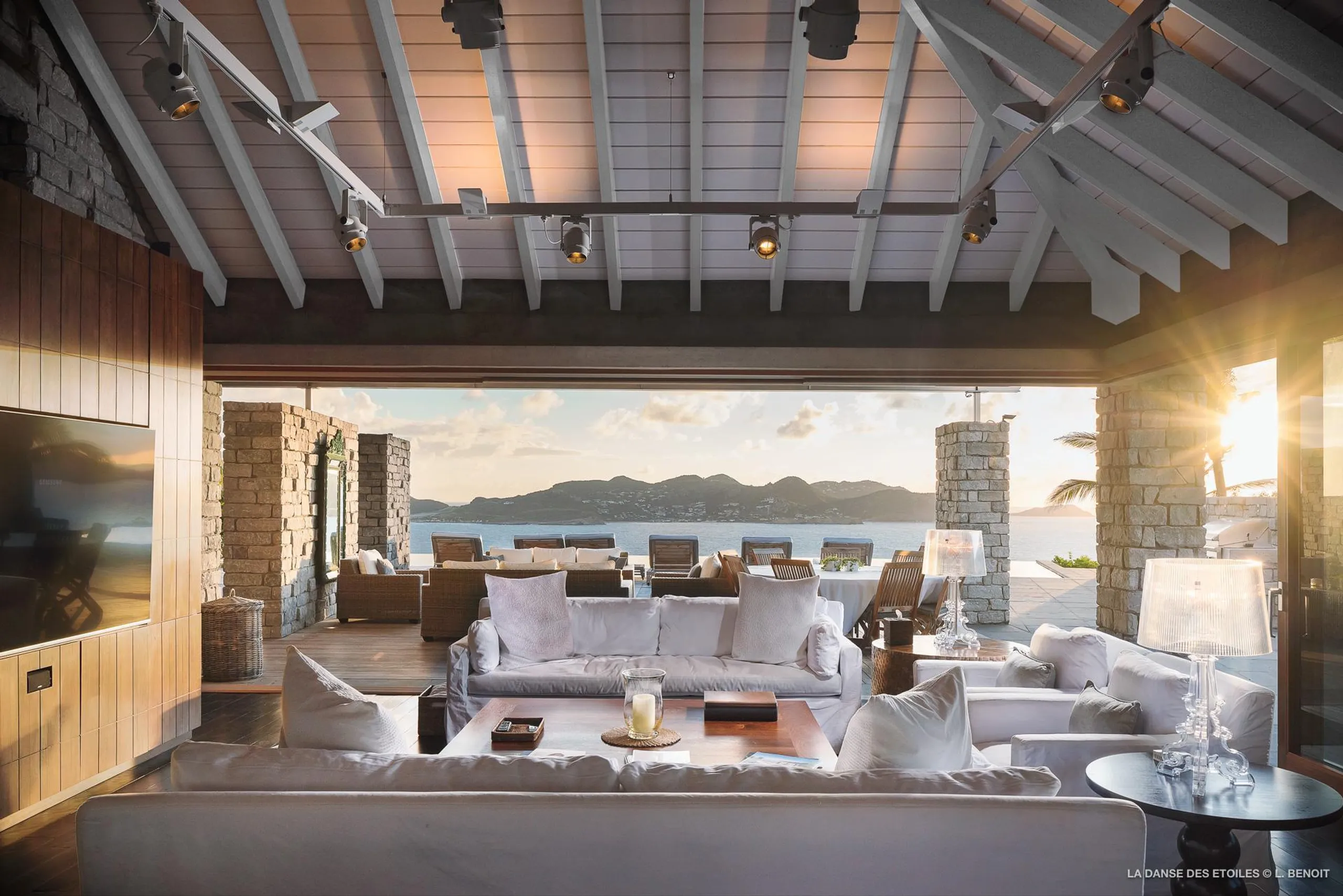 Impeccably Designed Seaside Villa with Infinity Pool and Panoramic Ocean Views — photograph 4