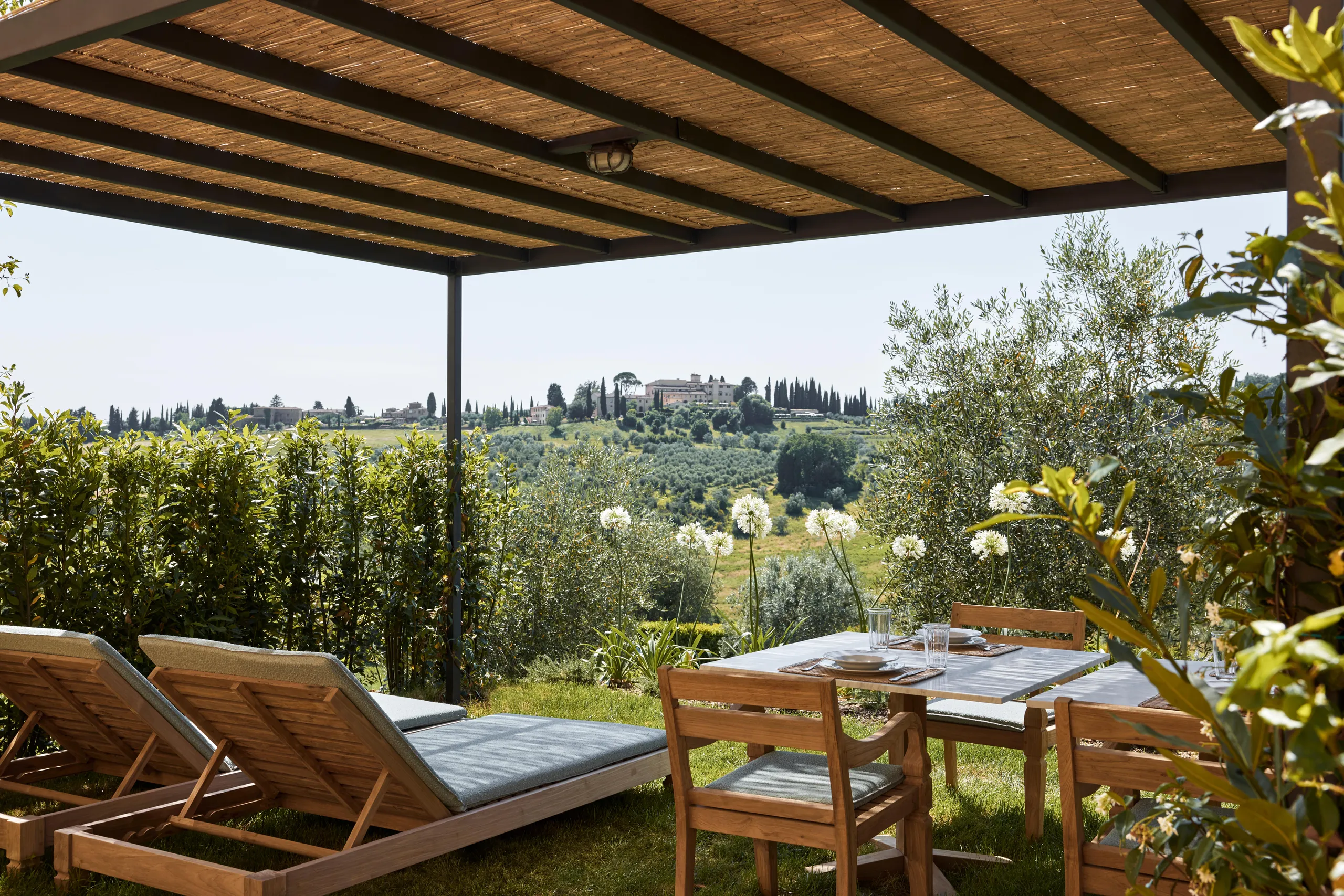 Tuscany Farmhouse Estate with Crystalline Pool and Gorgeous Views — photograph 10