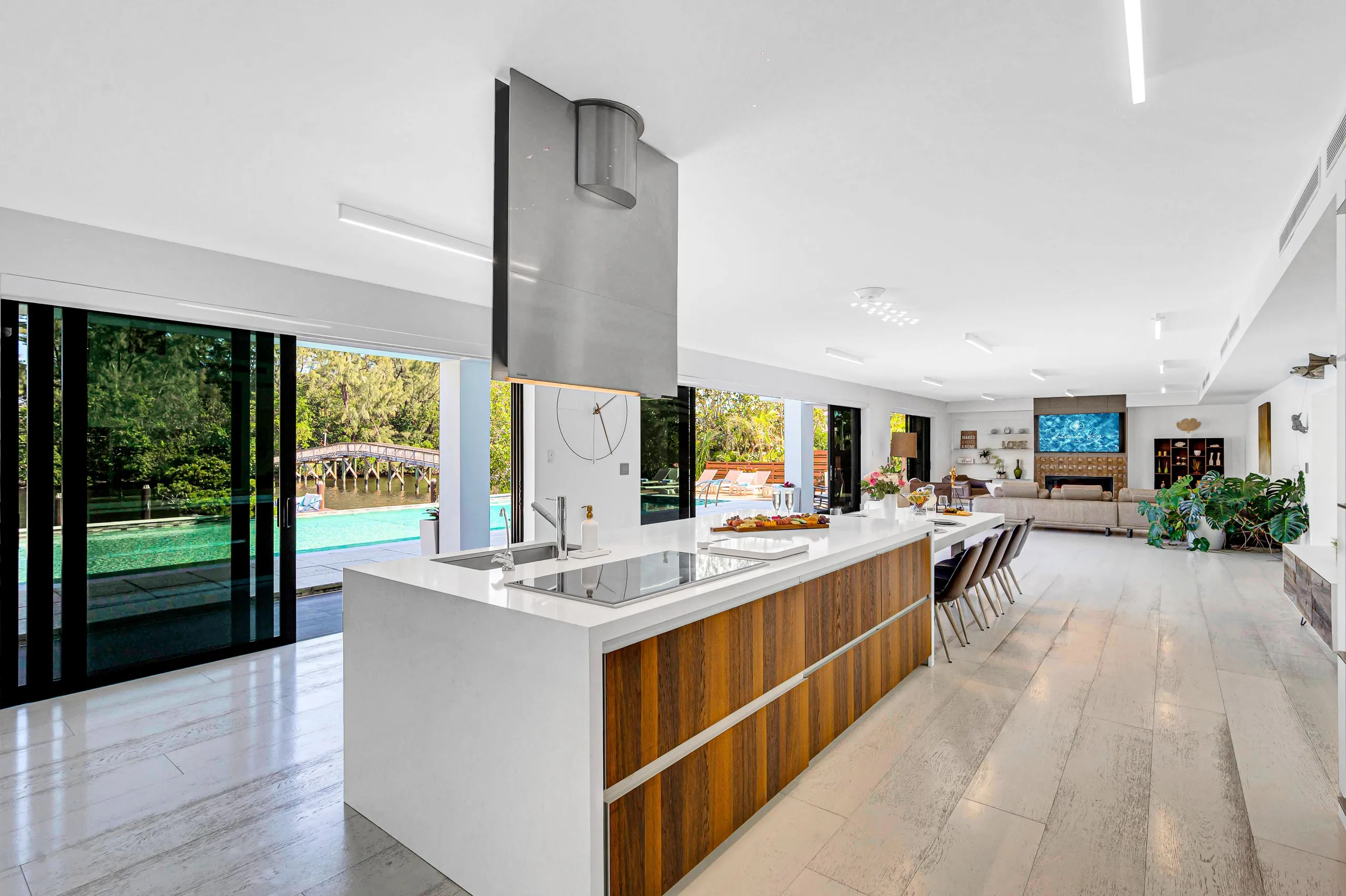 Waterfront Masterpiece Villa With Pool And Lake View — photograph 11