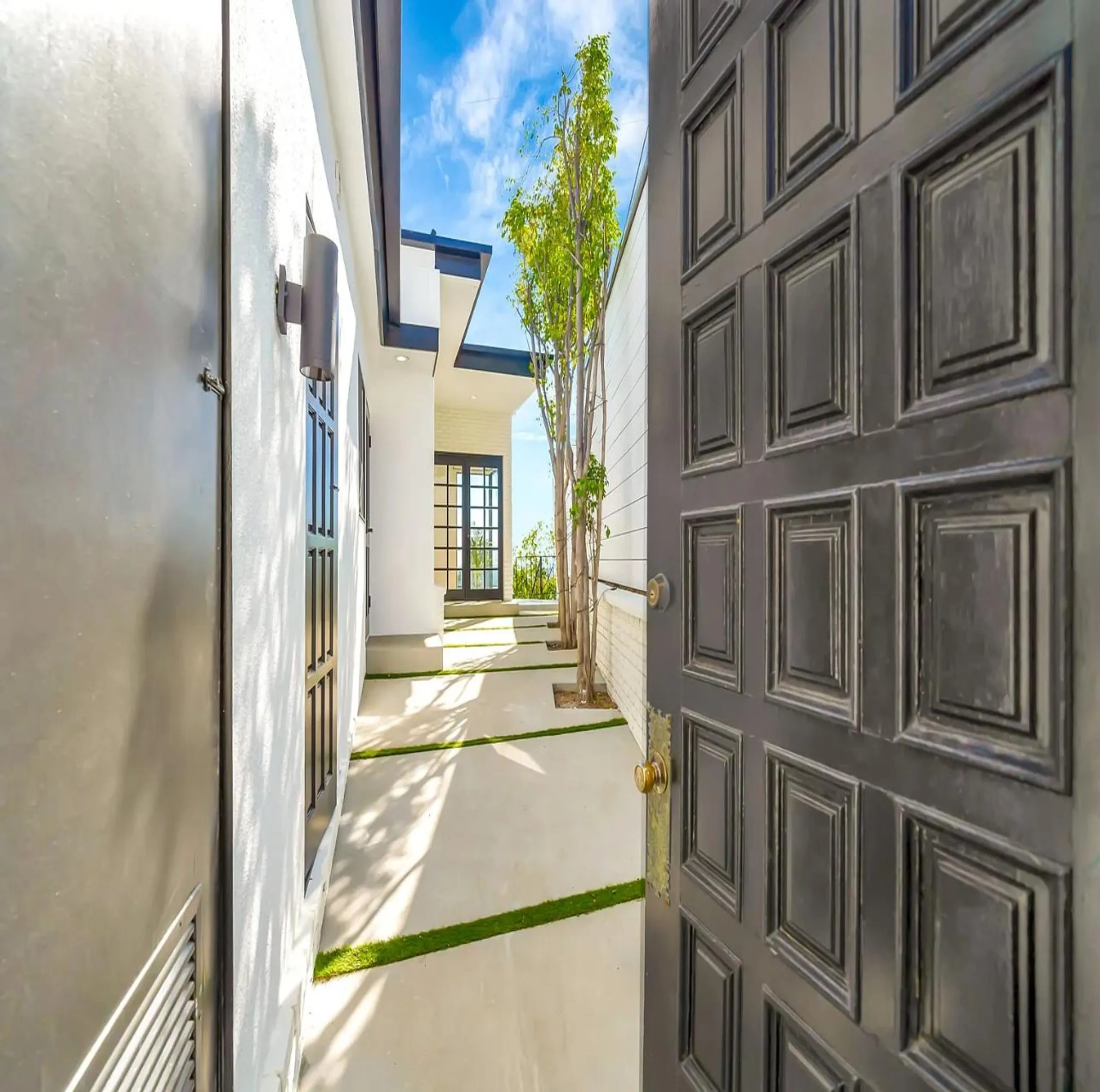 Tranquil Modern Villa Above Sunset Strip with Guest House & Breathtaking Ocean Views — photograph 9
