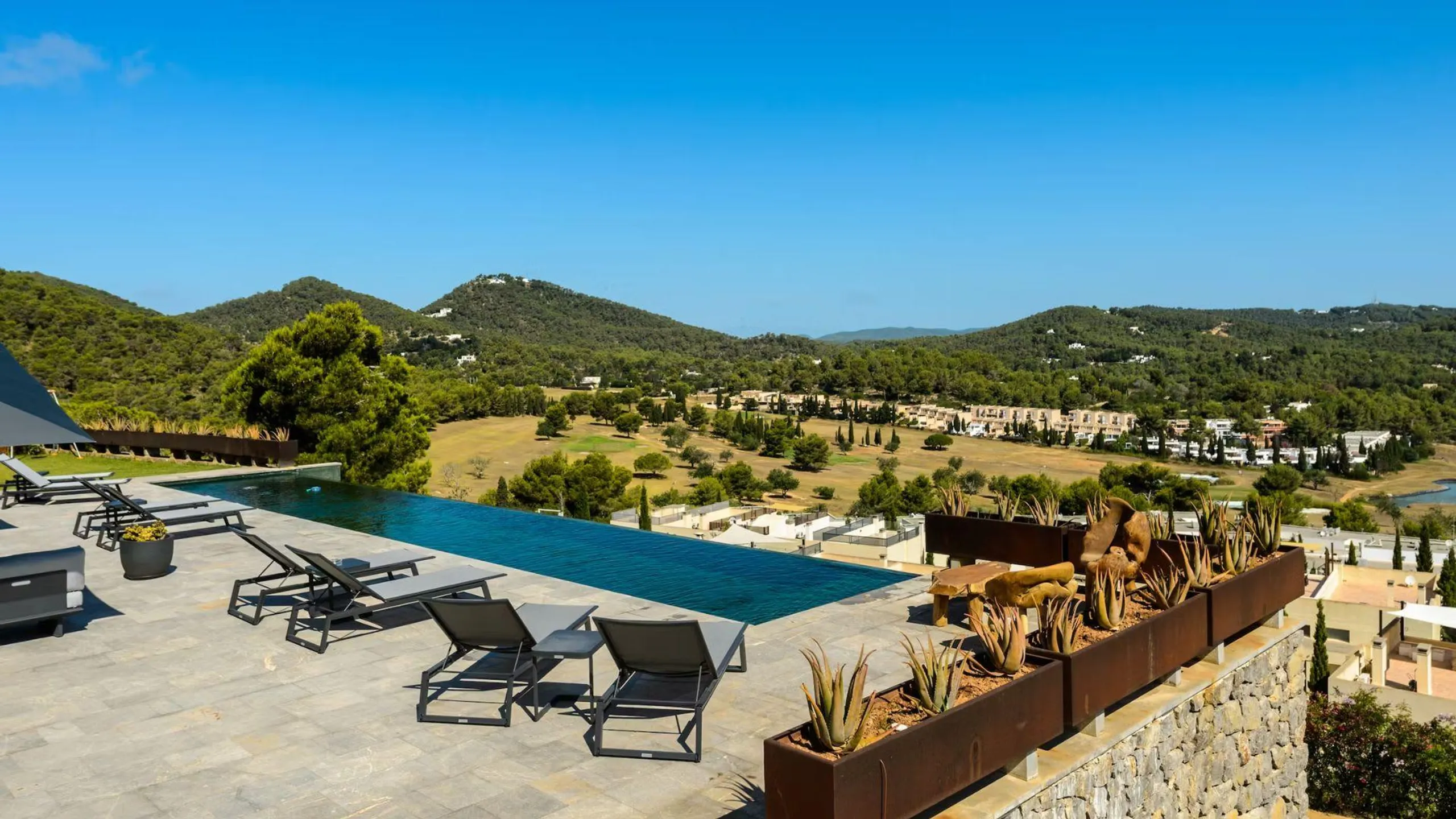 Sophisticated Modern Villa with Private Pool, and Panoramic Views — photograph 5