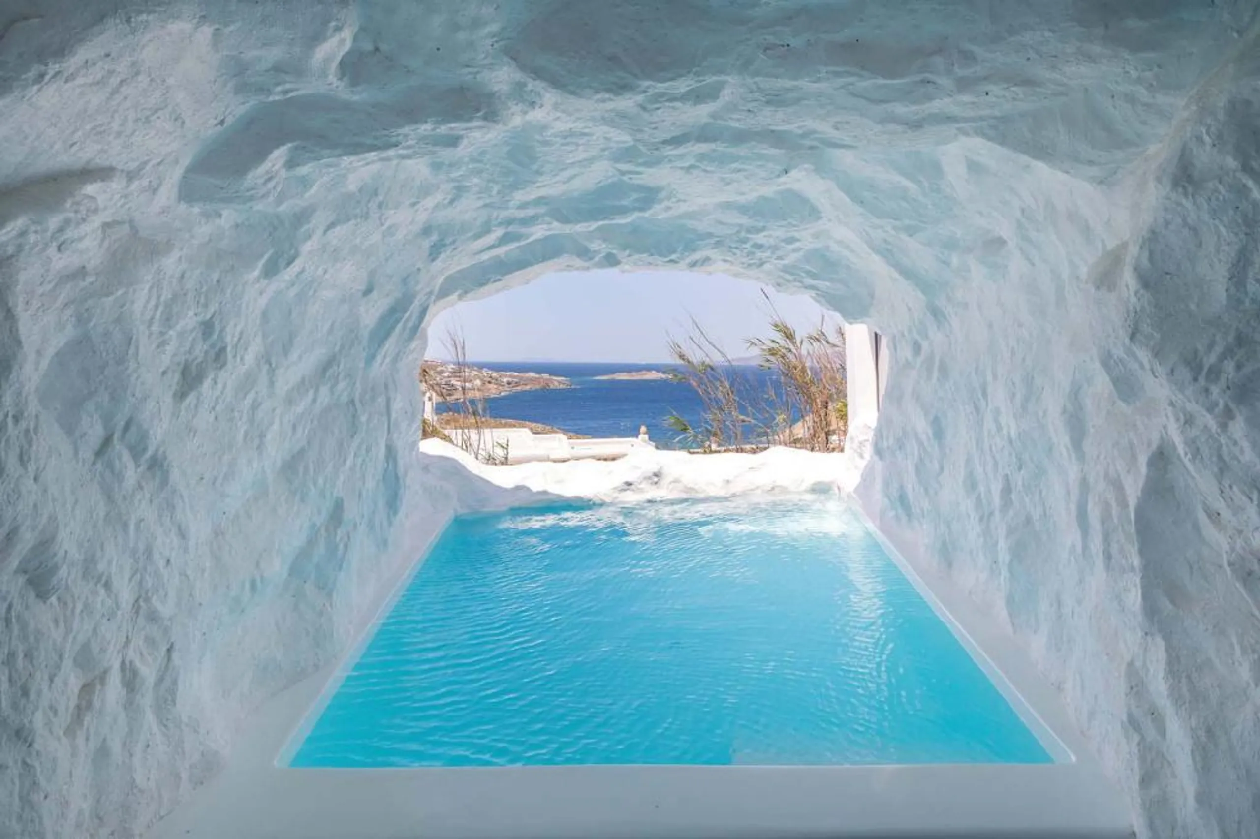 Sumptuous Oasis with Infinity Pool and Panoramic Mountain Views — photograph 4