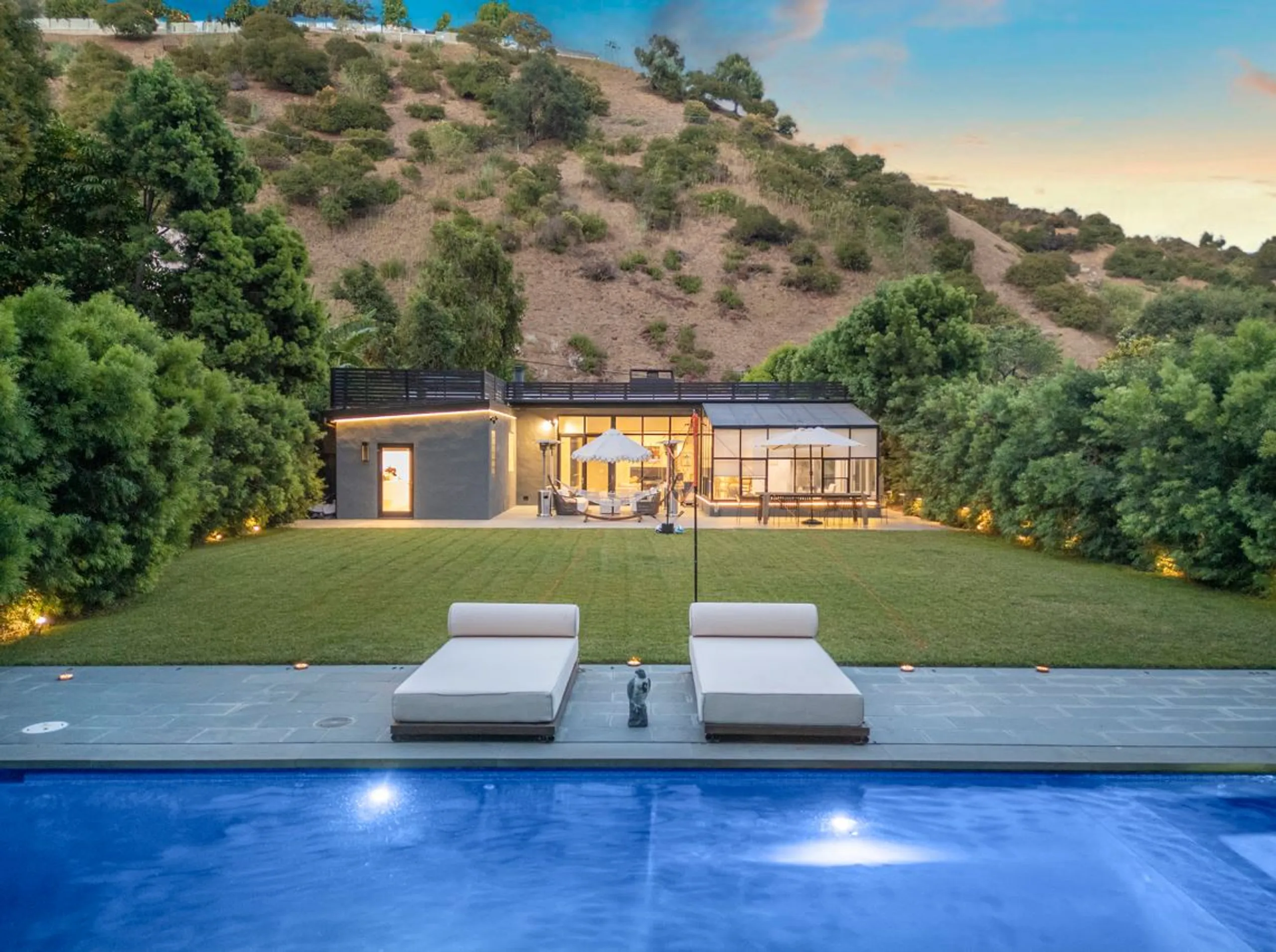 Chic Modern Villa with Triple Waterfall Pool and Sauna in Beverly Hills — photograph 2