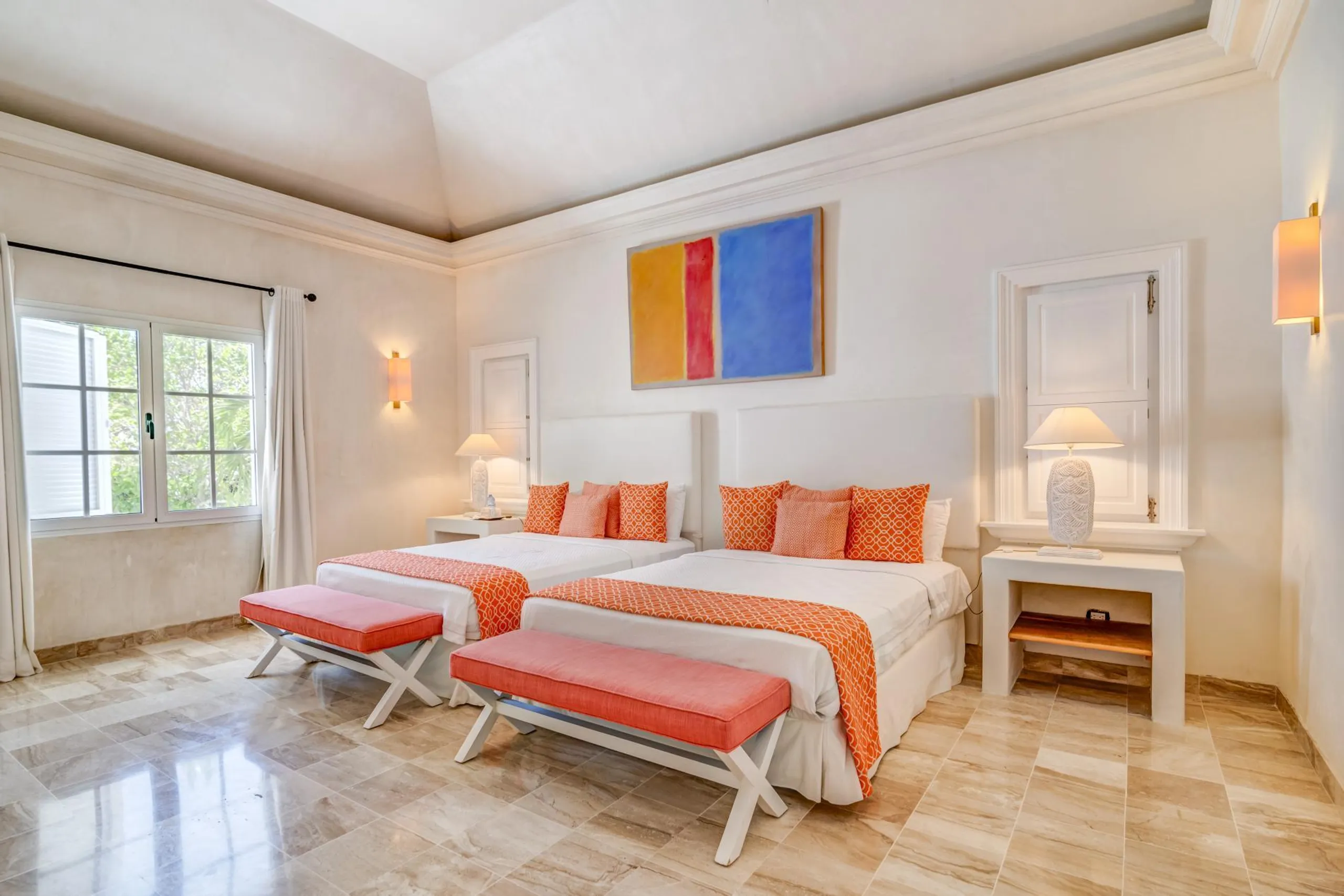 Lavishly Appointed Villa with Private Pool and Golf Course View — photograph 9