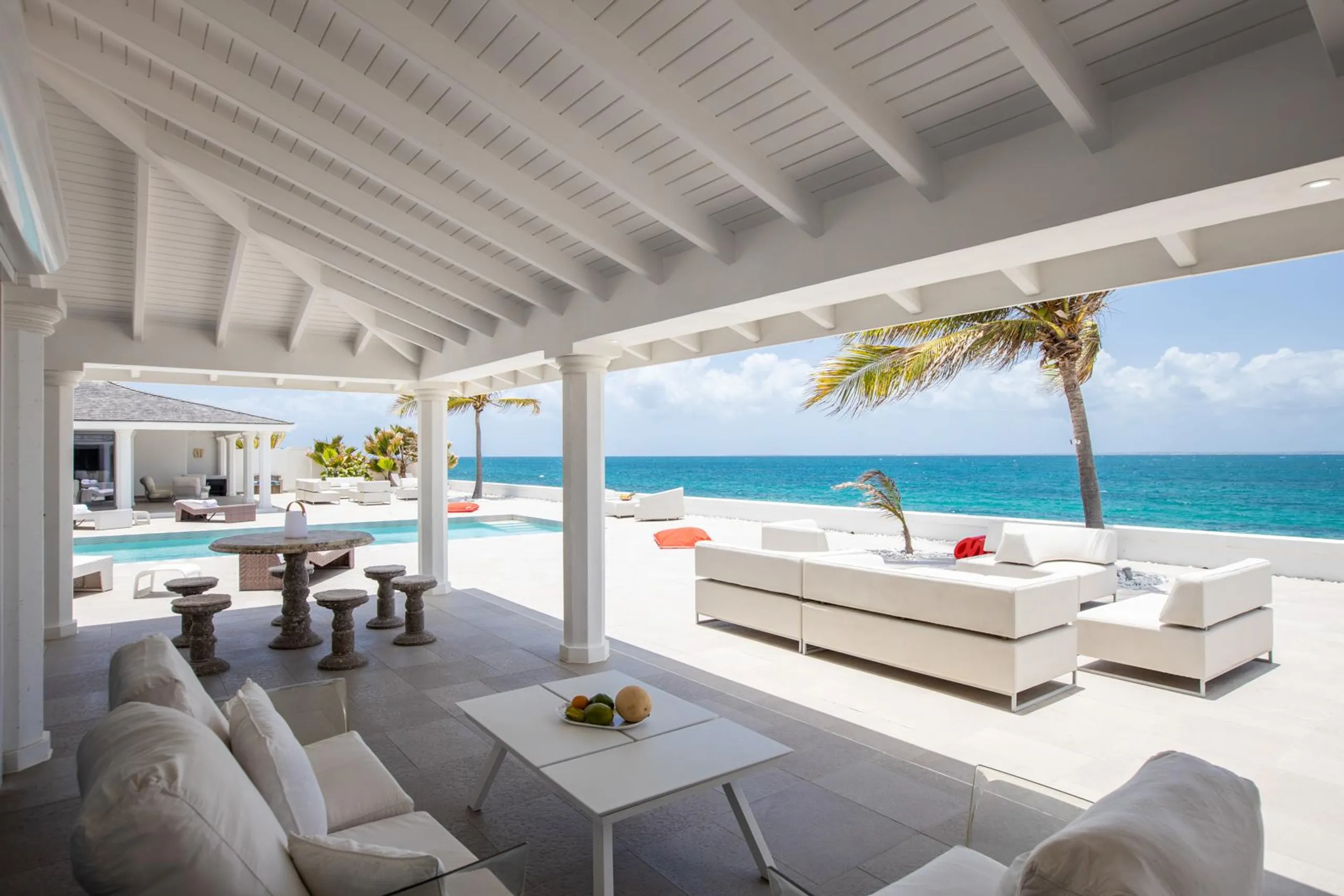 Pristine 5 BR Luxe Oceanfront Escape with Private Pool, Fitness Room and Stunning Views — photograph 12