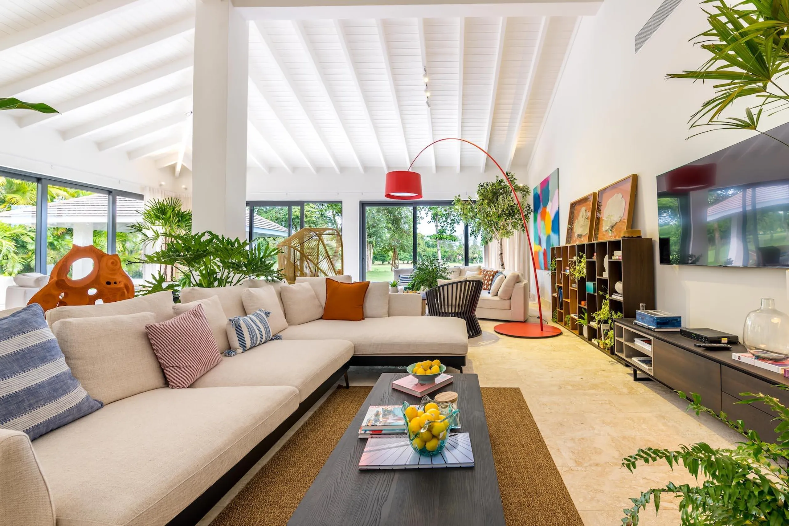 Resplendent 5BR Villa near Minitas Beach, La Marina, and La Romana Country Club — photograph 5