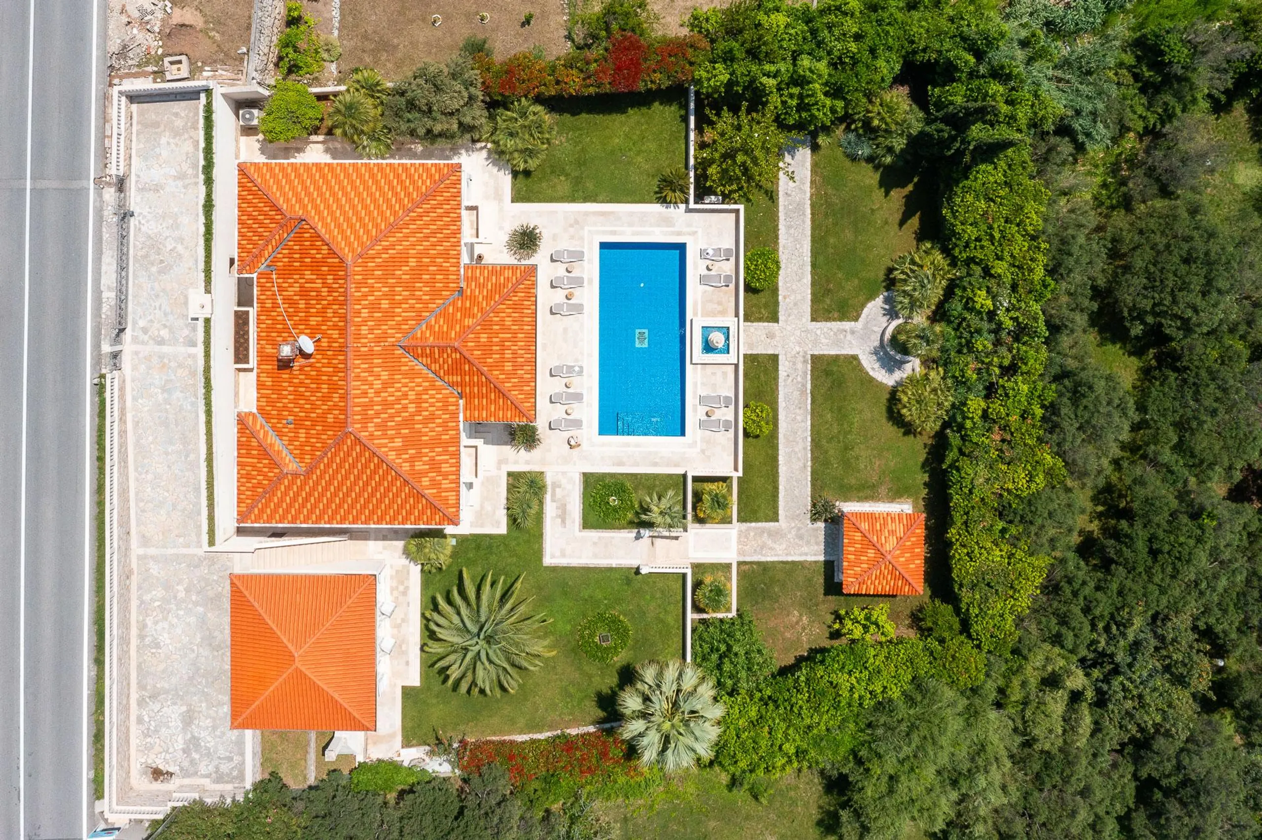 Majestic Croatian Villa with Private Pool and Sea Views — photograph 4