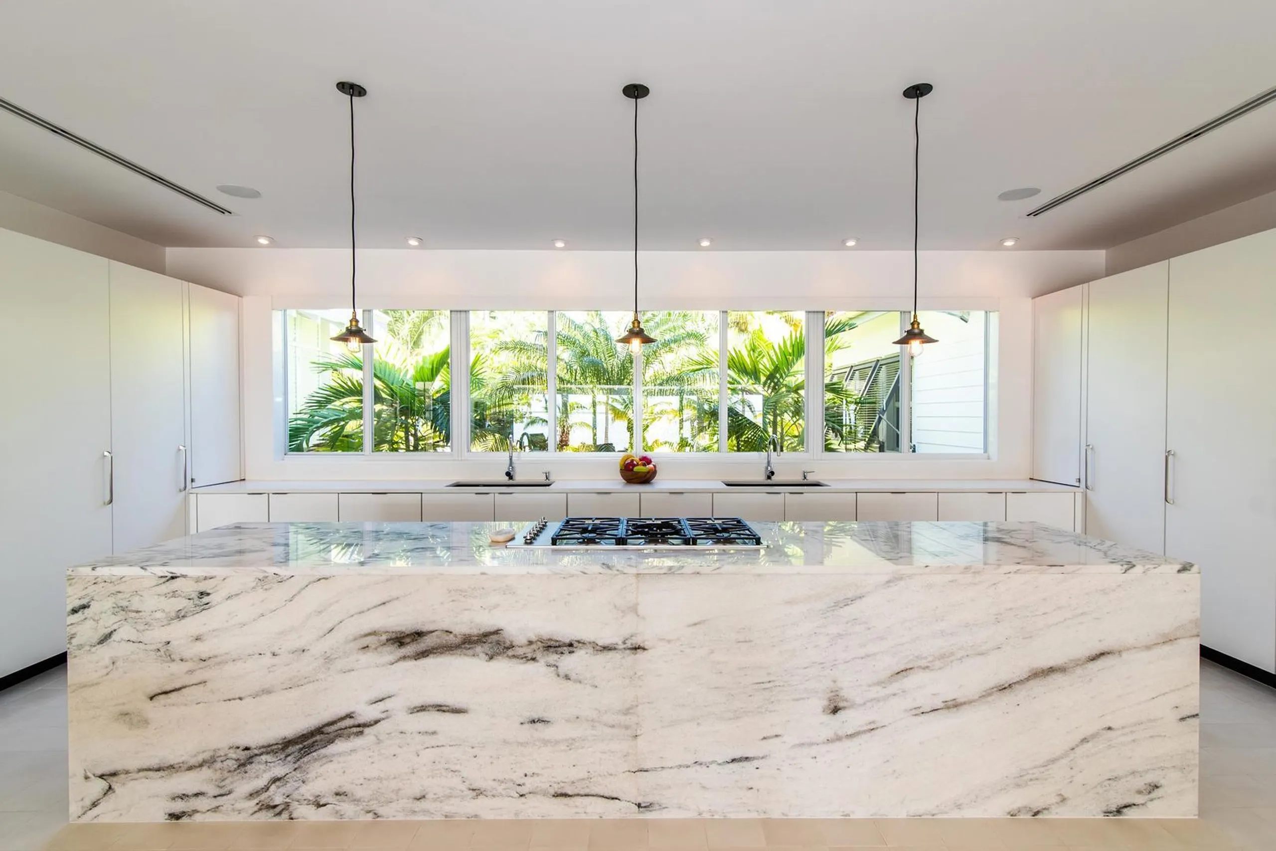 Stunning Cayman Kai Beachfront Estate with Private Pool and Ocean Views — photograph 11