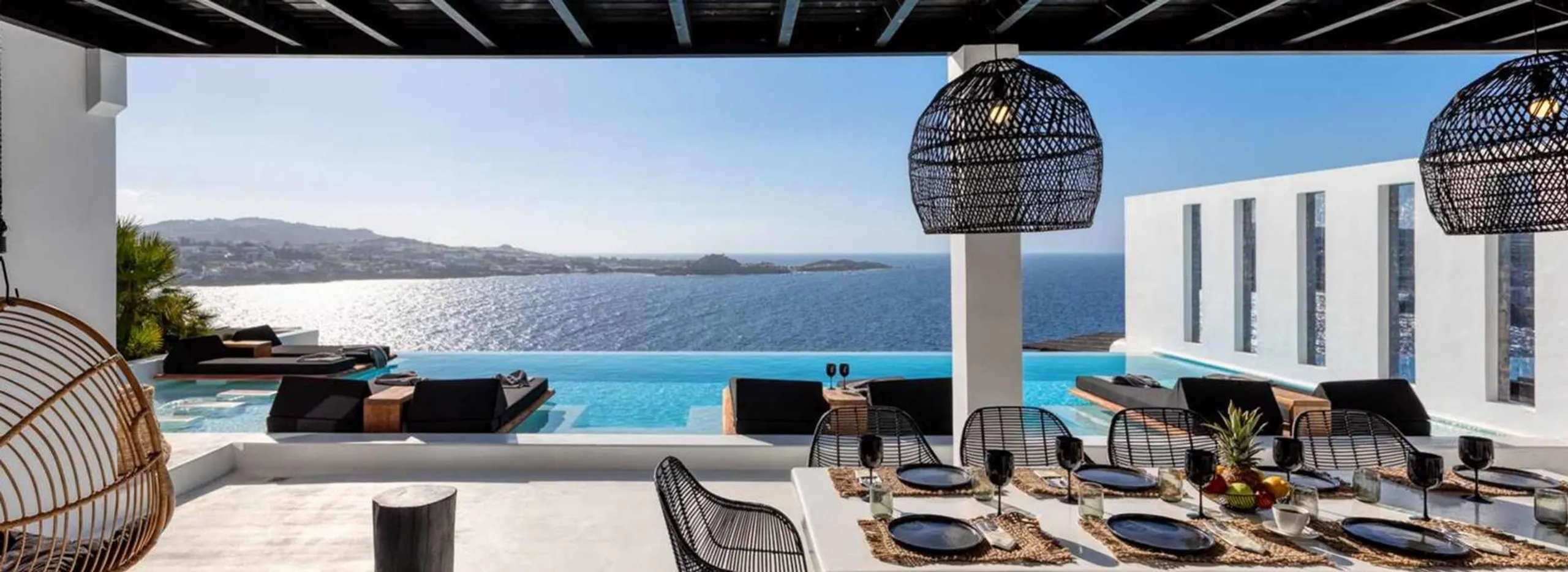 Sumptuous Retreat with Infinity Pool and Majestic Mountain Views — photograph 2